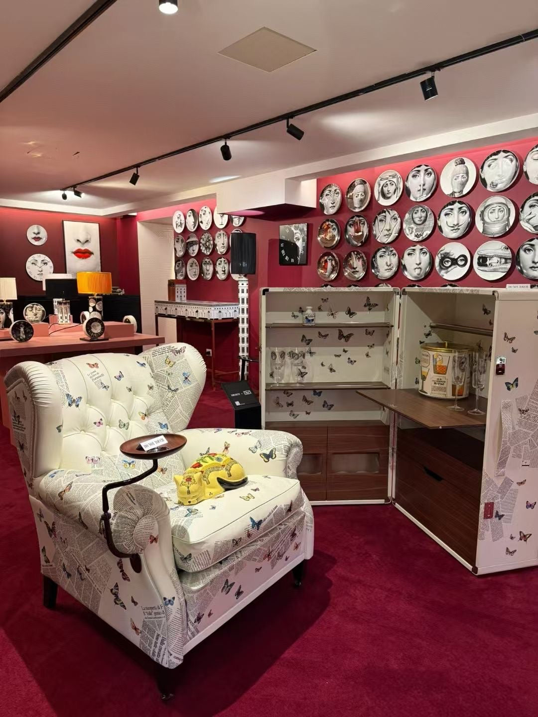 Fauteuil bergère imprimé Heritage Print – tablette pivotante en laiton