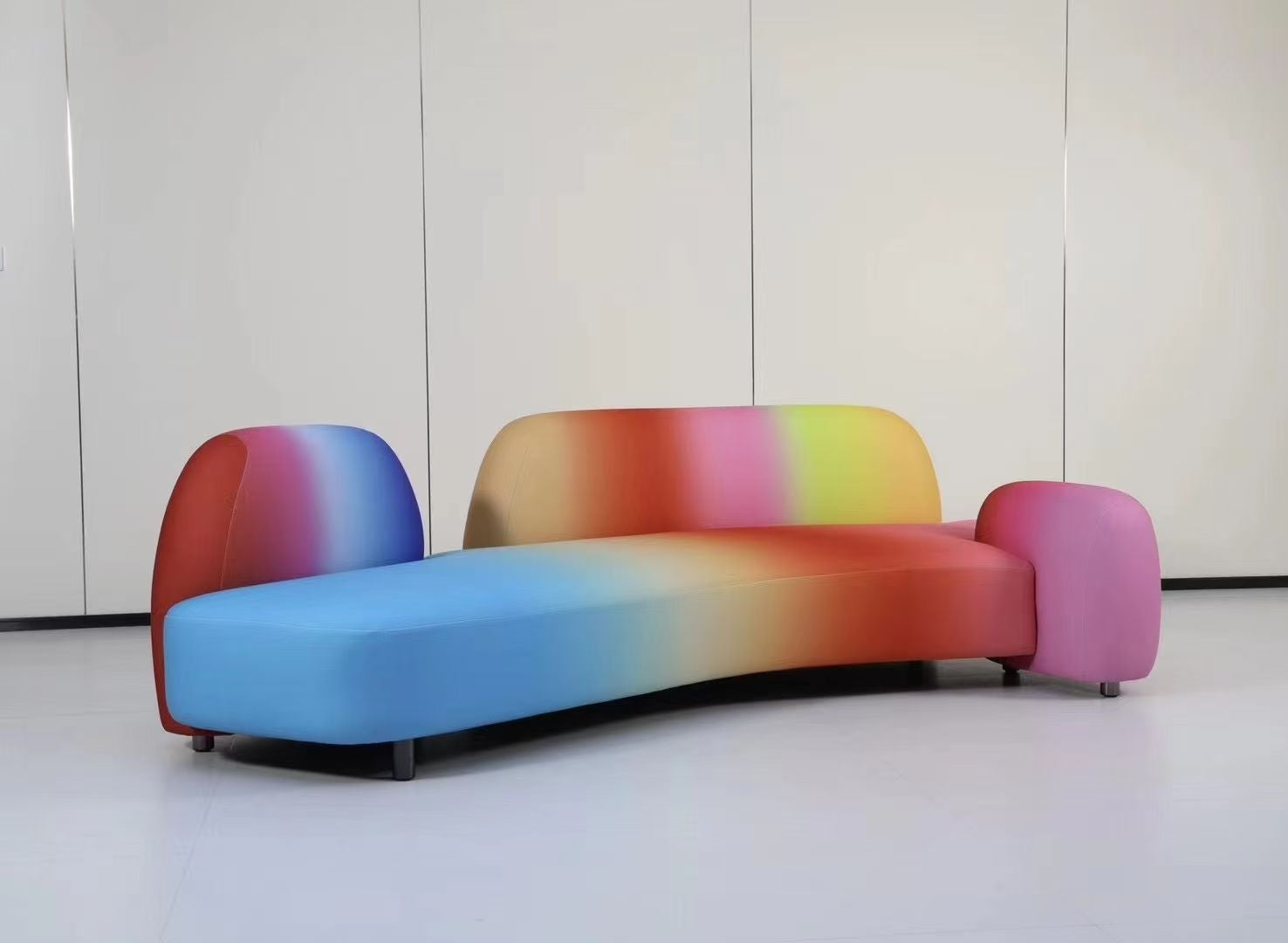Canapé chaise longue asymétrique en velours dégradé multicolore – Rainbow Curve