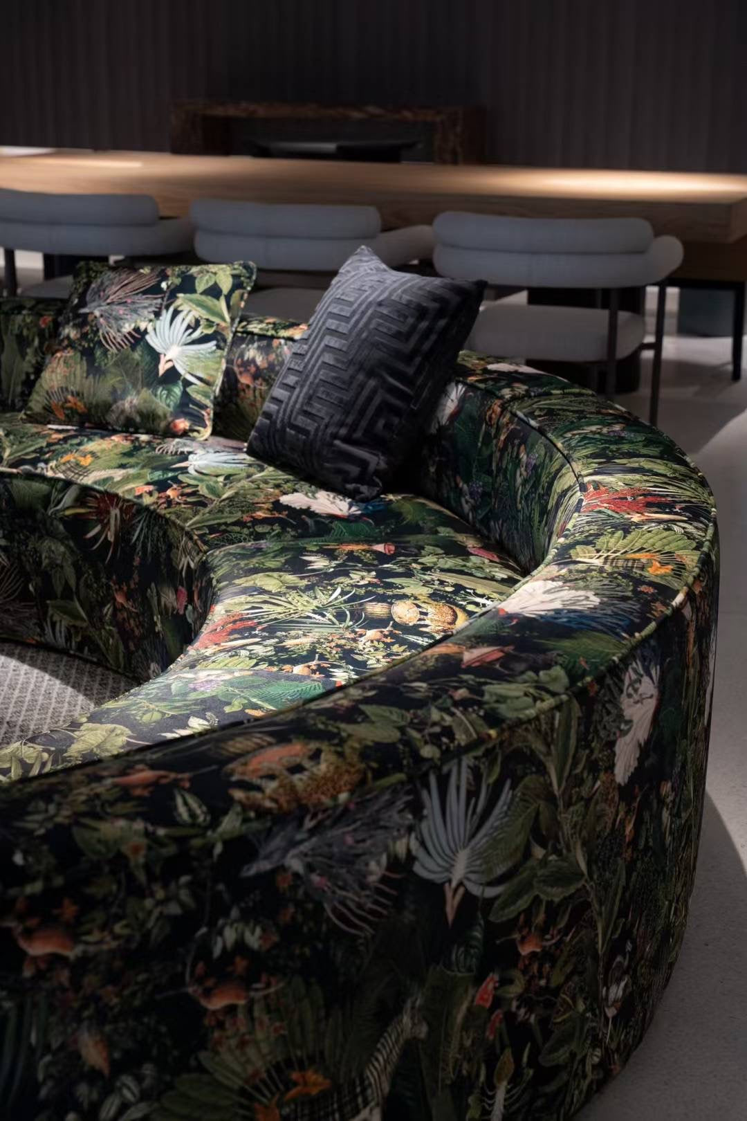Canapé lounge circulaire en velours imprimé jungle – Jungle Edition