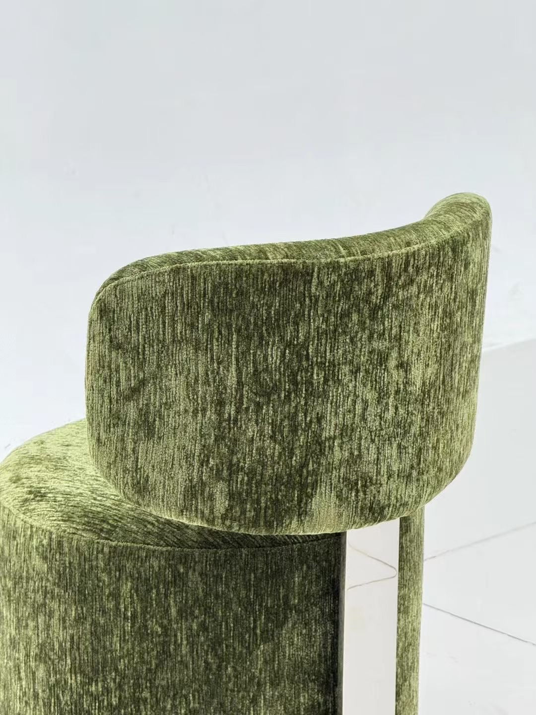Fauteuil pivotant en velours chenille vert – Sculpt Chair