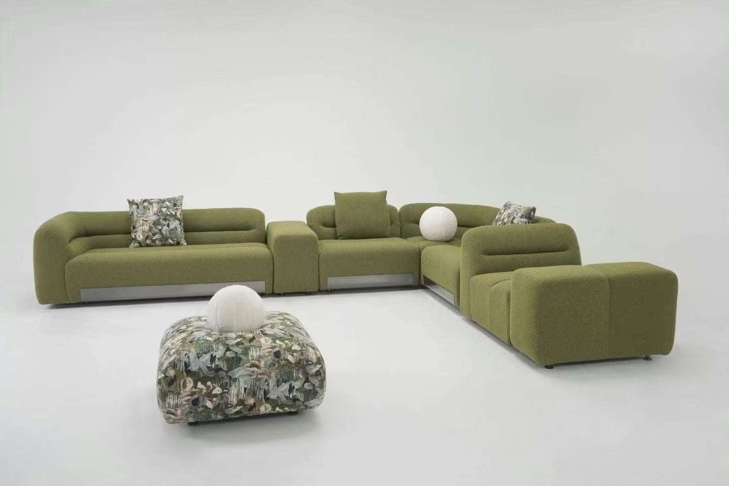 Canapé d'angle modulaire en bouclette vert olive et pouf imprimé floral – Botanica / Par Module
