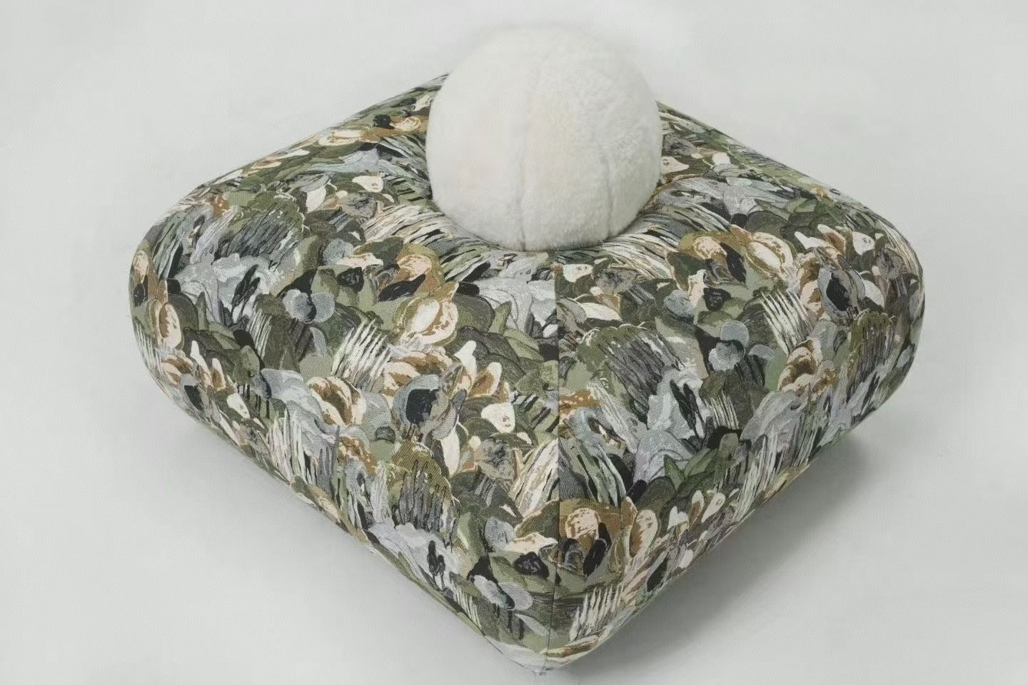 Canapé d'angle modulaire en bouclette vert olive et pouf imprimé floral – Botanica / Par Module