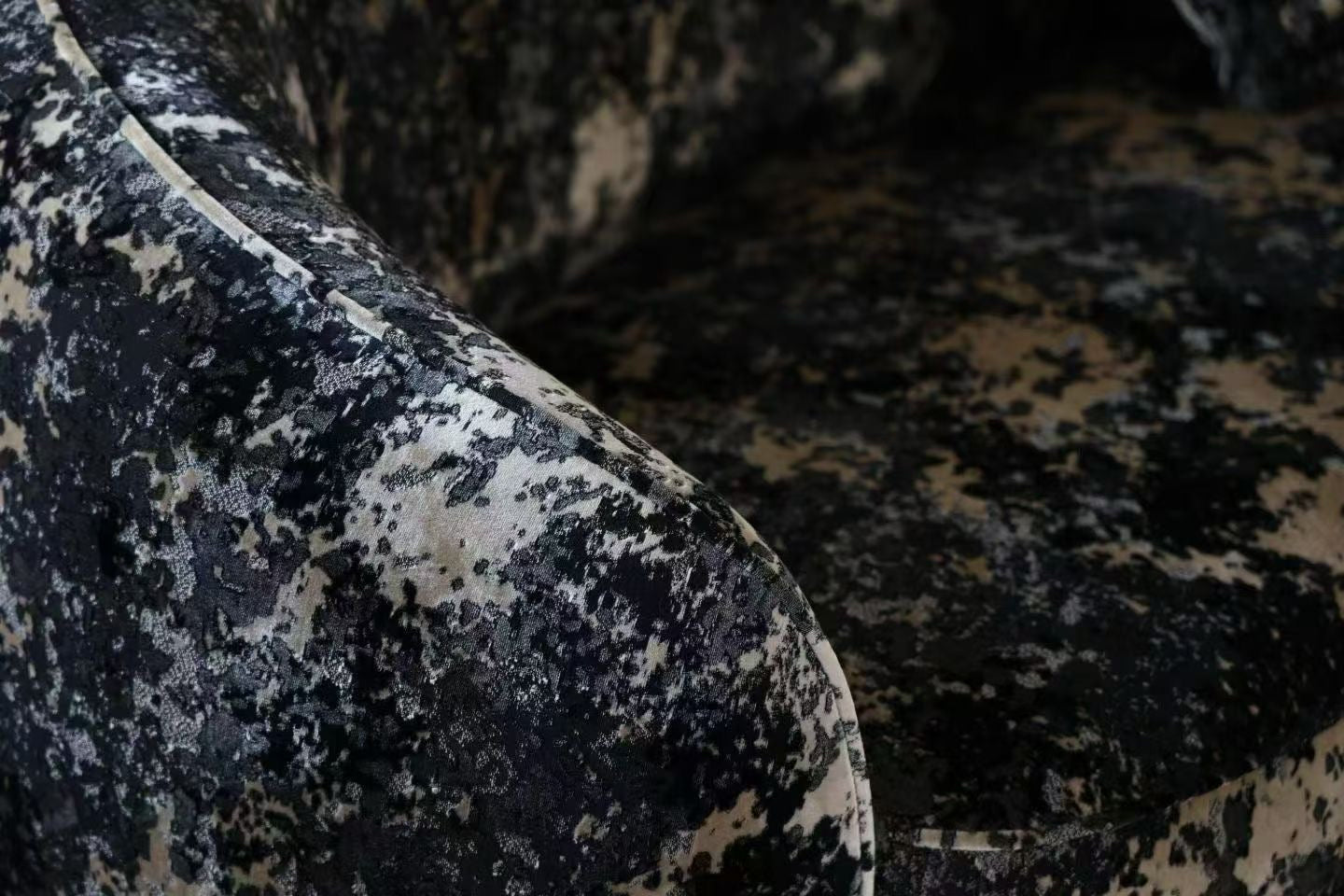 Canapé courbe en velours effet marbre noir et beige – Mineral Cloud