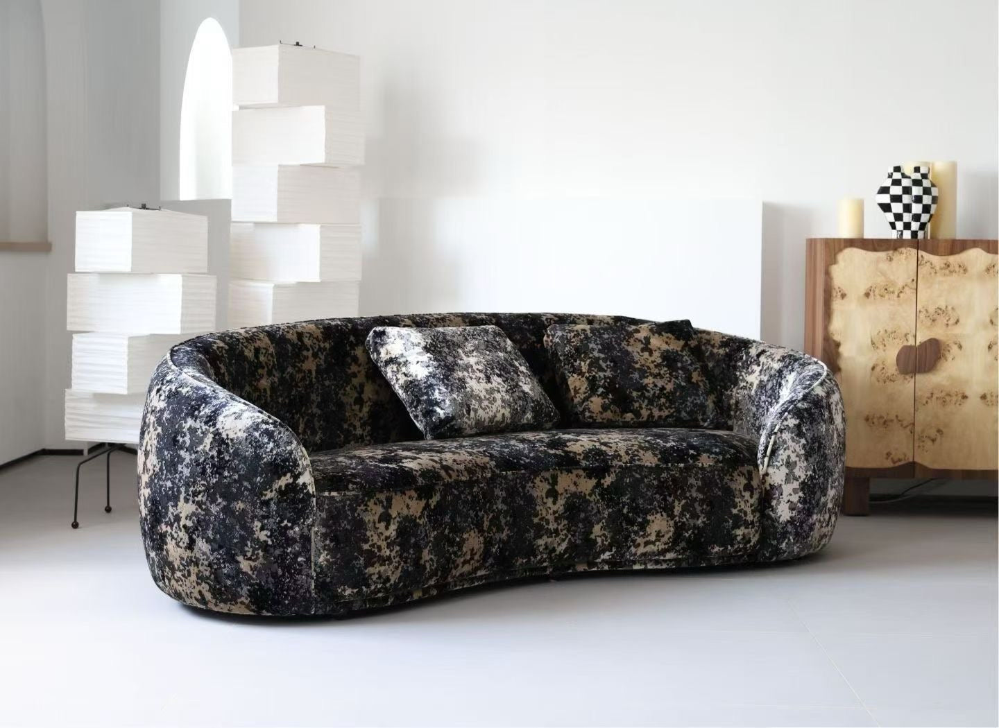 Canapé courbe en velours effet marbre noir et beige – Mineral Cloud