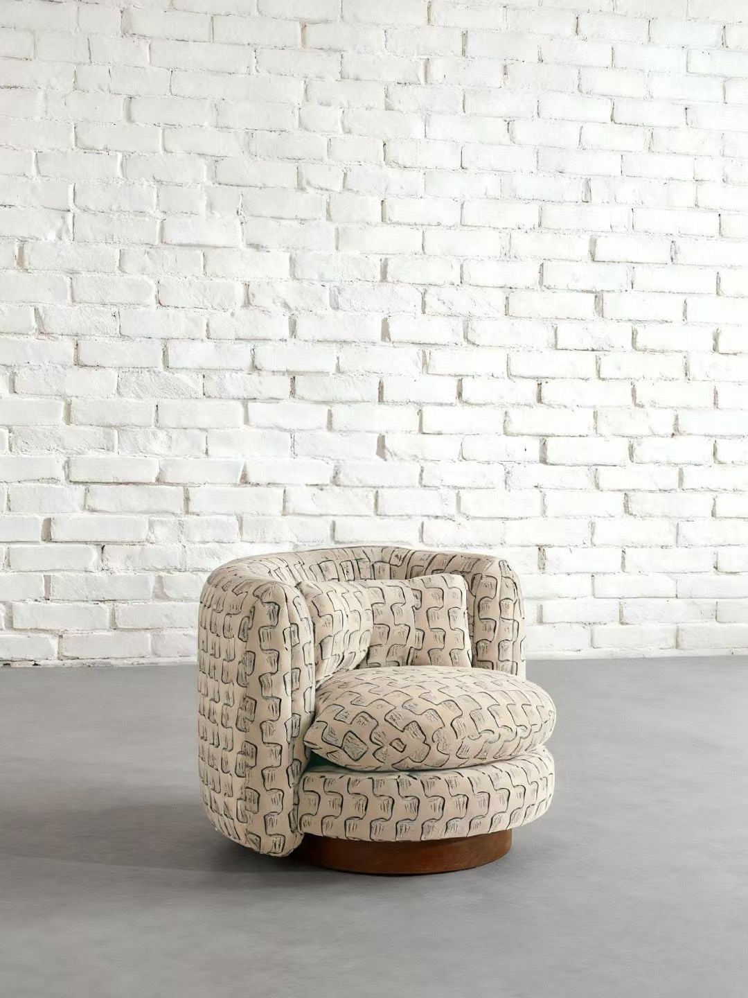 Fauteuil lounge pivotant tonneau en tissu jacquard à motif ondulé – base bois massif