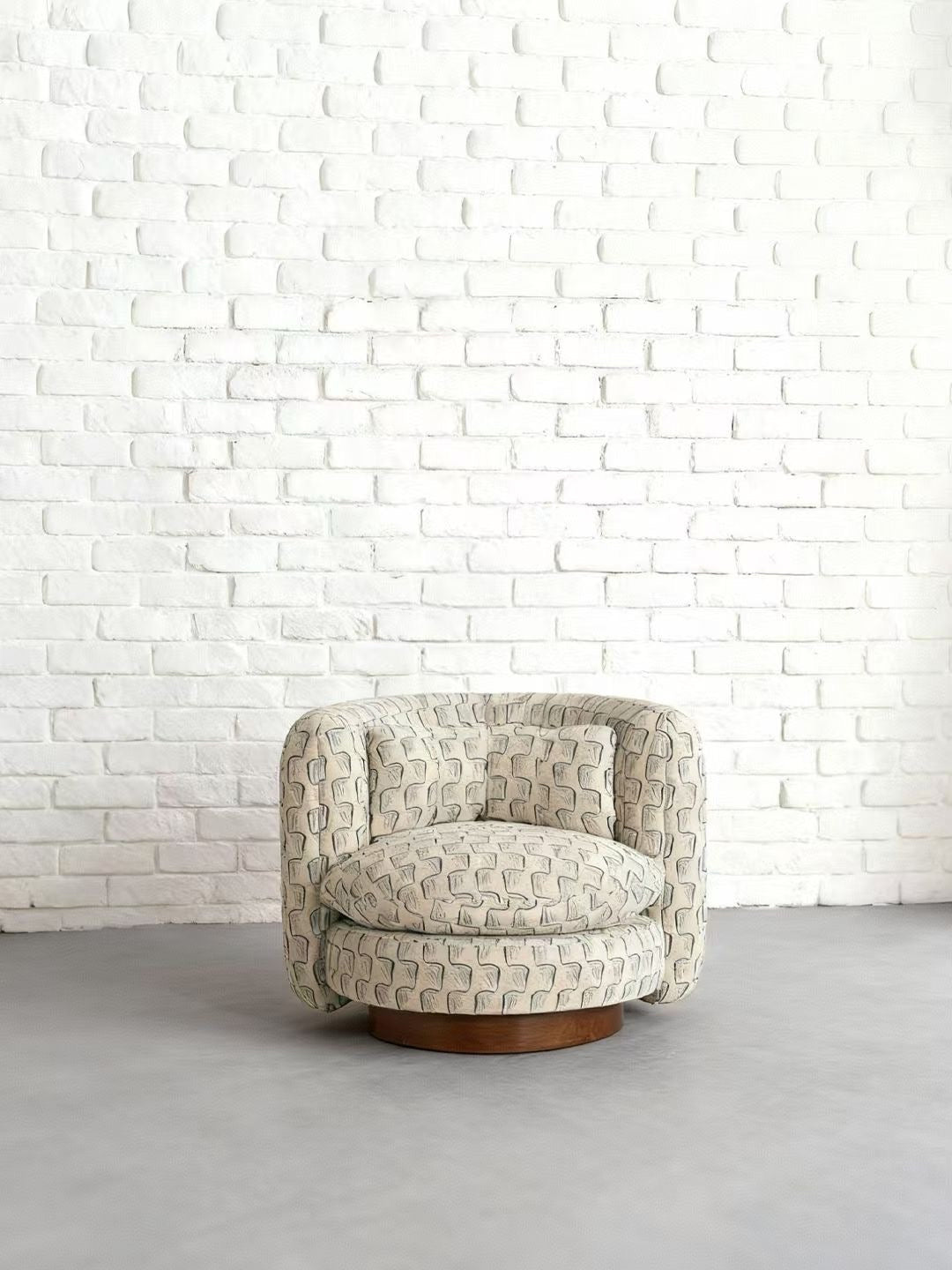 Fauteuil lounge pivotant tonneau en tissu jacquard à motif ondulé – base bois massif