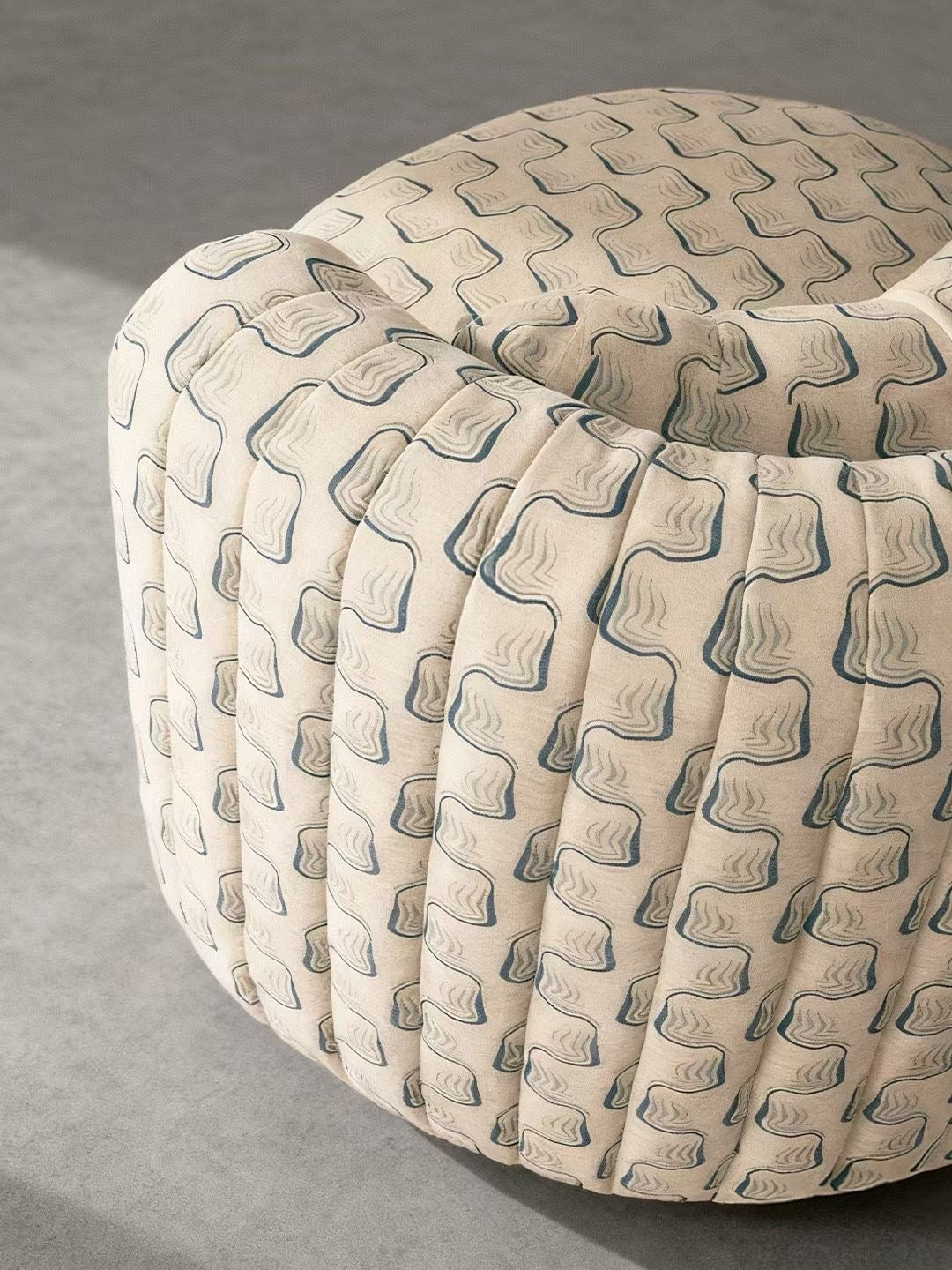Fauteuil lounge pivotant tonneau en tissu jacquard à motif ondulé – base bois massif