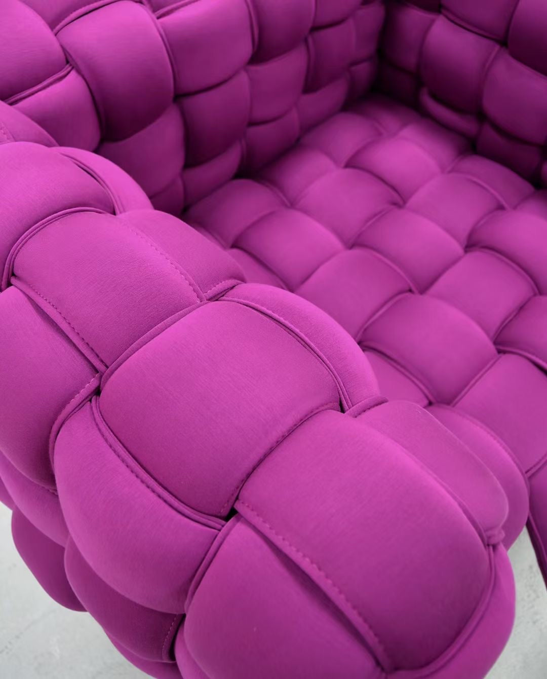 Fauteuil lounge en tissu tressé matelassé magenta – Tress