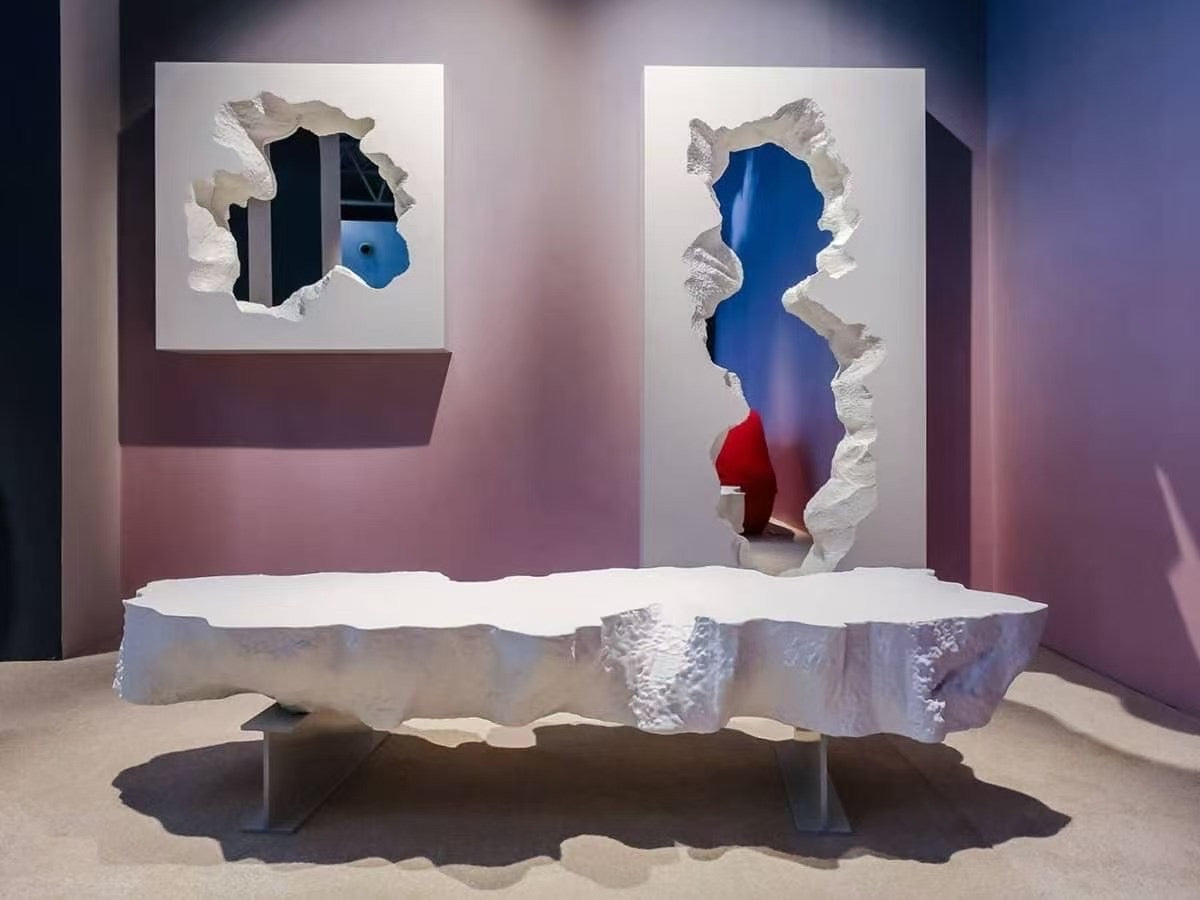 Miroir sculptural effet mur brisé en résine sculptée – Collection "Fracture"