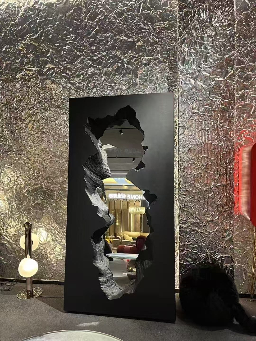 Miroir sculptural effet mur brisé en résine sculptée – Collection "Fracture"