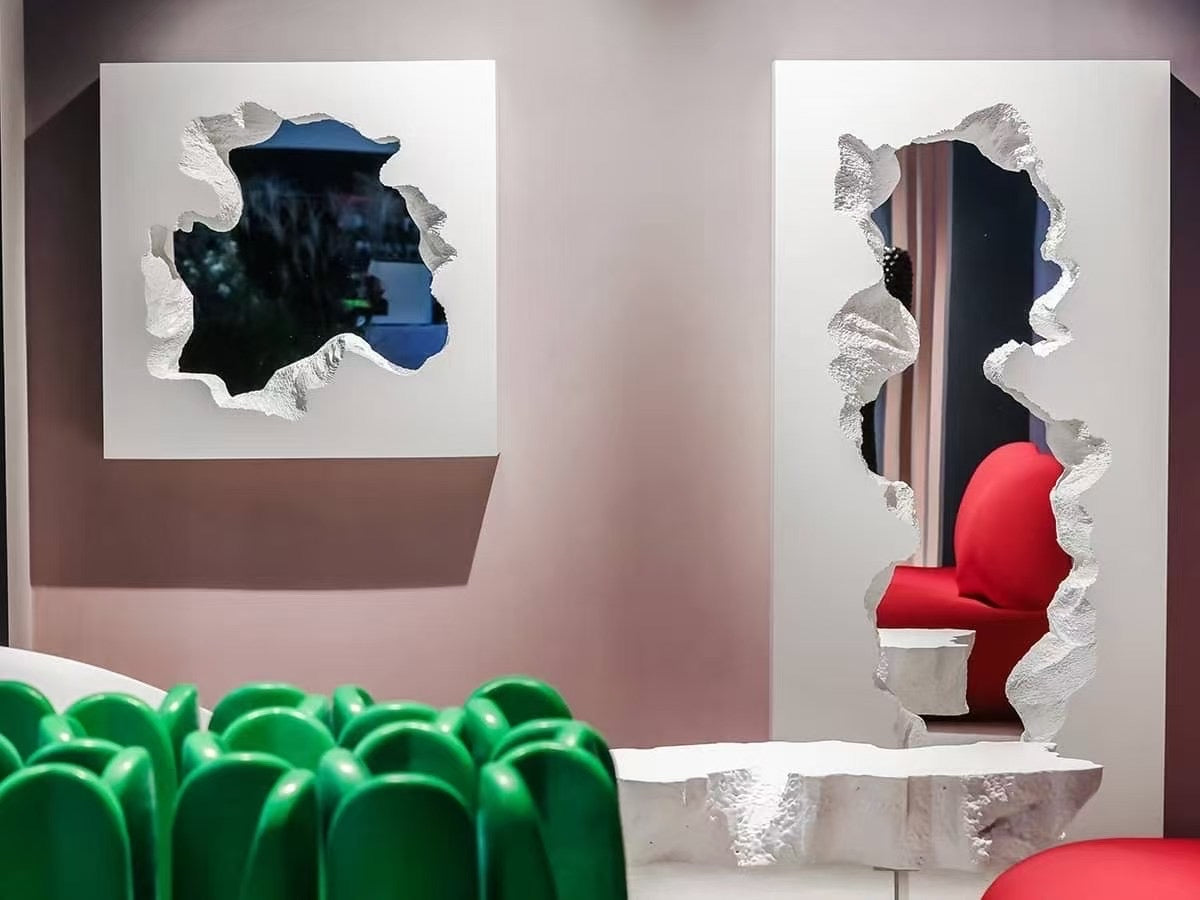 Miroir sculptural effet mur brisé en résine sculptée – Collection "Fracture"