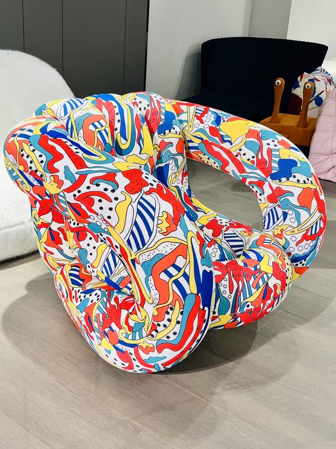 Fauteuil lounge sculptural en tissu imprimé pop art multicolore – Blob Pop
