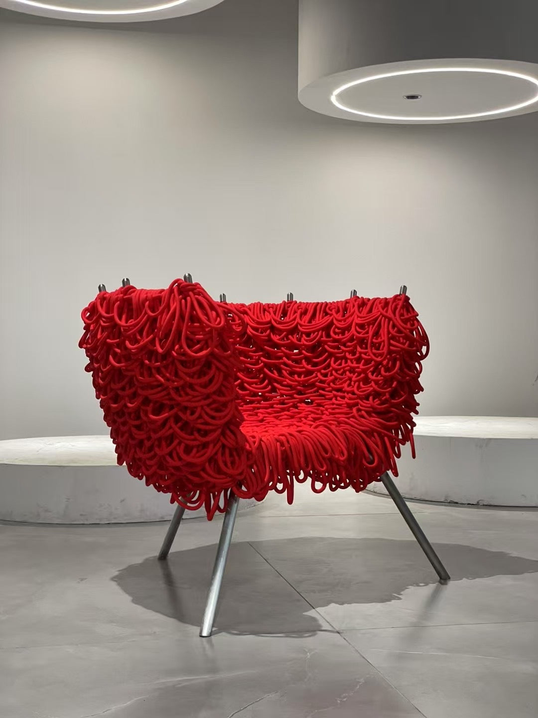Fauteuil en corde bouclée rouge sur piètement acier – Loop Art