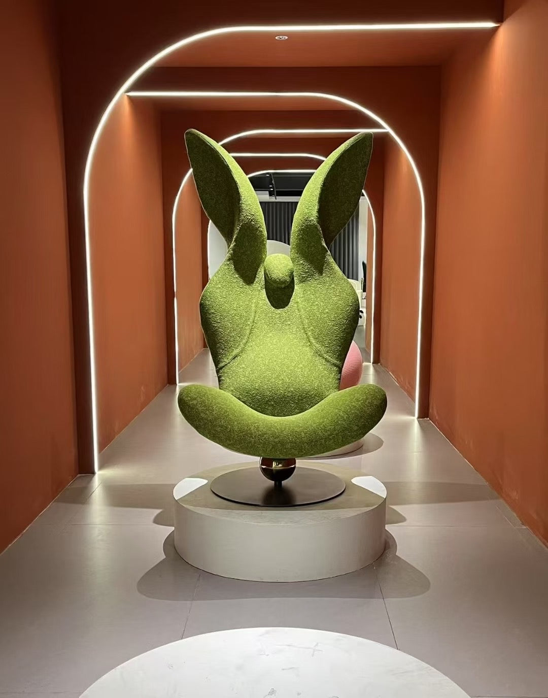 Fauteuil lounge sculptural en tissu bouclé vert mousse – Bunny Lounge