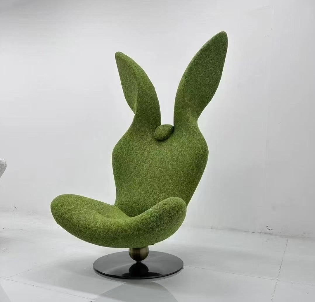 Fauteuil lounge sculptural en tissu bouclé vert mousse – Bunny Lounge