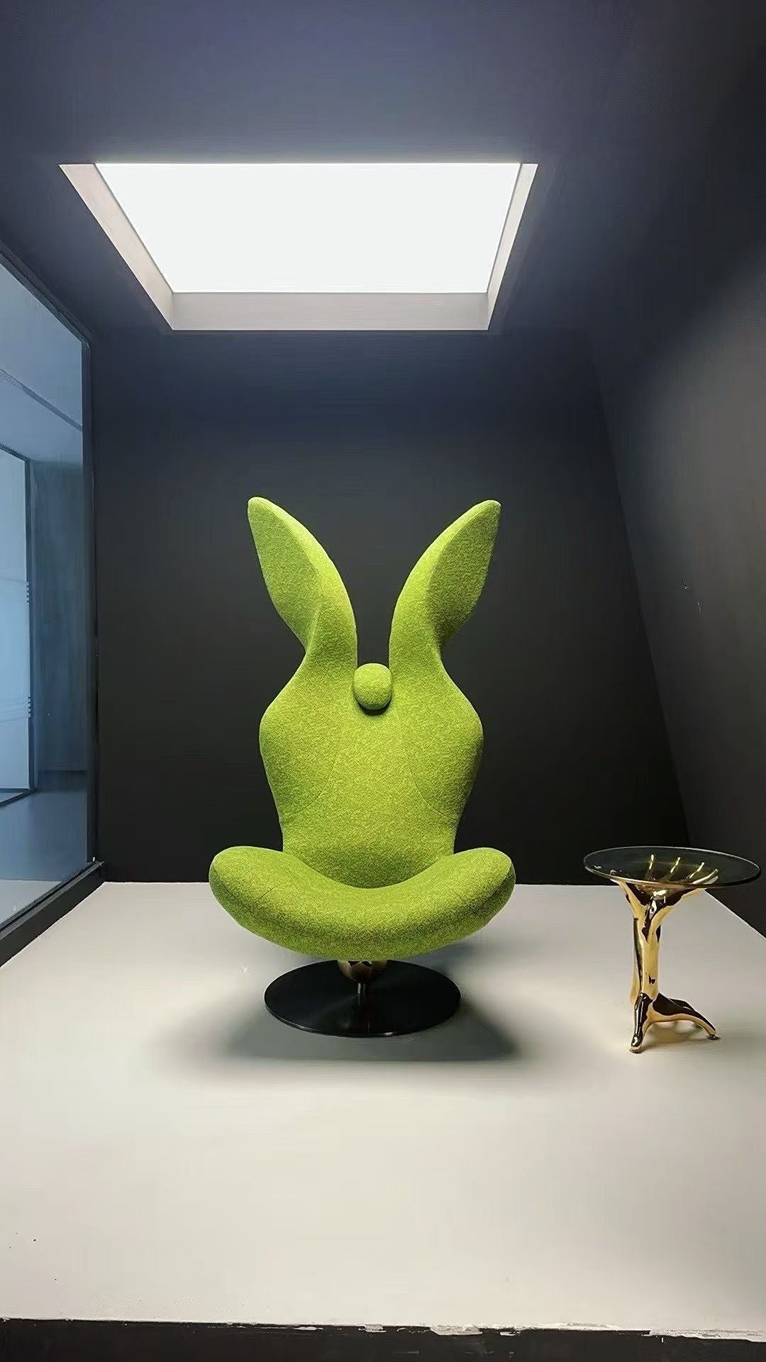 Fauteuil lounge sculptural en tissu bouclé vert mousse – Bunny Lounge