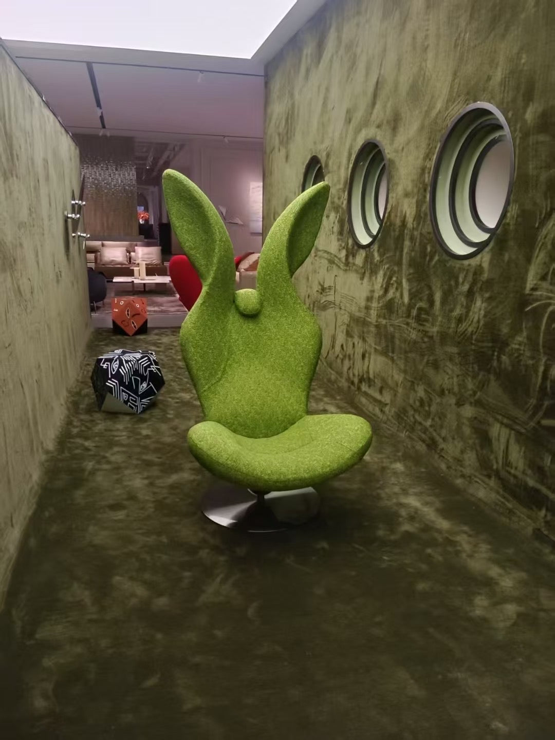 Fauteuil lounge sculptural en tissu bouclé vert mousse – Bunny Lounge