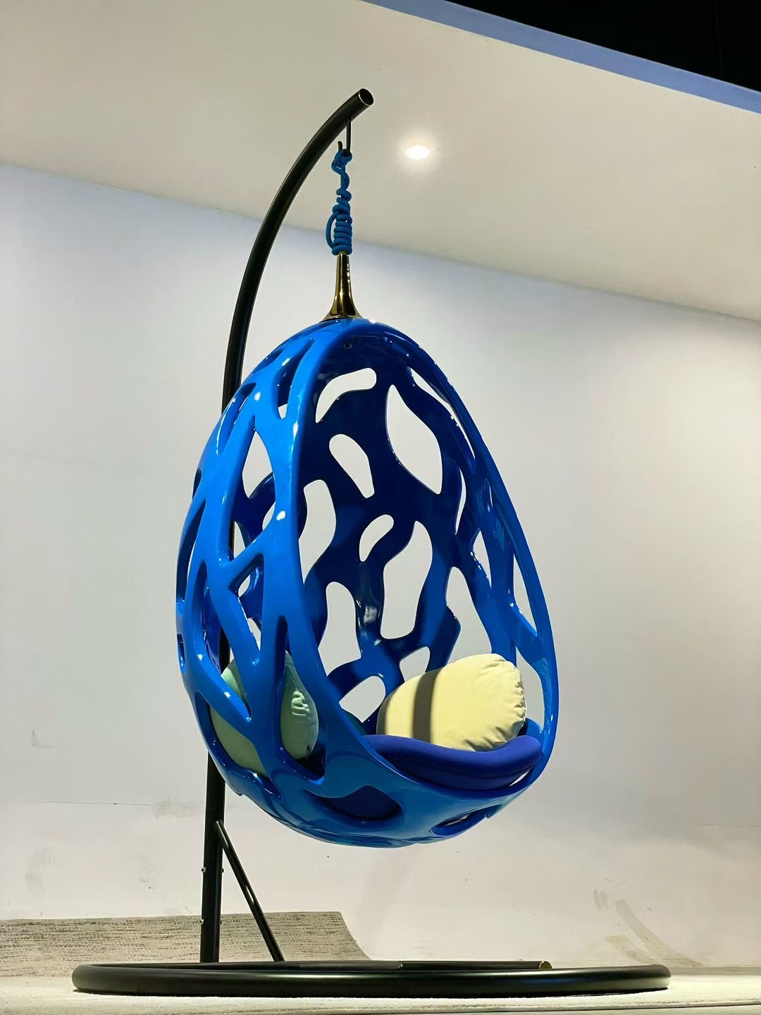 Fauteuil Suspendu en Résine Ajourée Bleu Cobalt – Cocoon Design