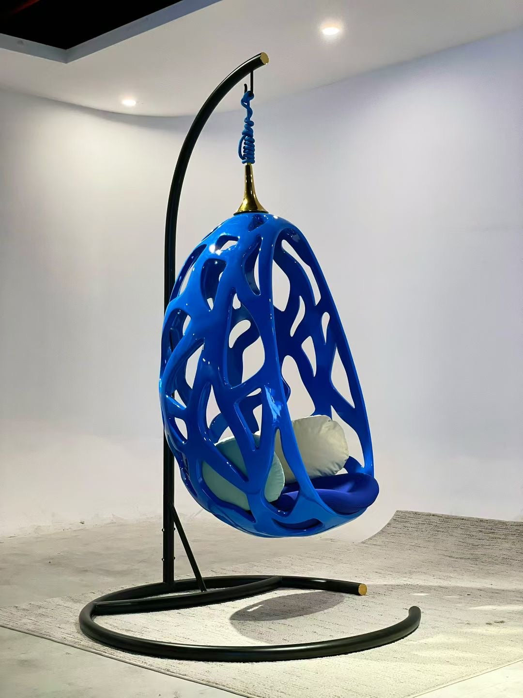 Fauteuil Suspendu en Résine Ajourée Bleu Cobalt – Cocoon Design