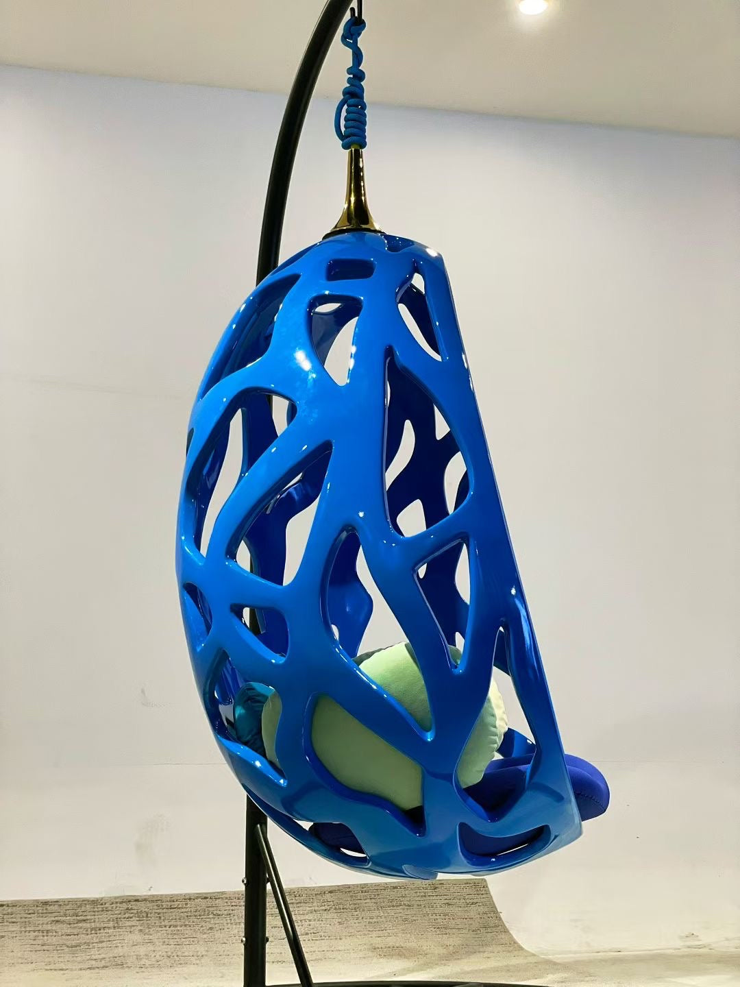 Fauteuil Suspendu en Résine Ajourée Bleu Cobalt – Cocoon Design