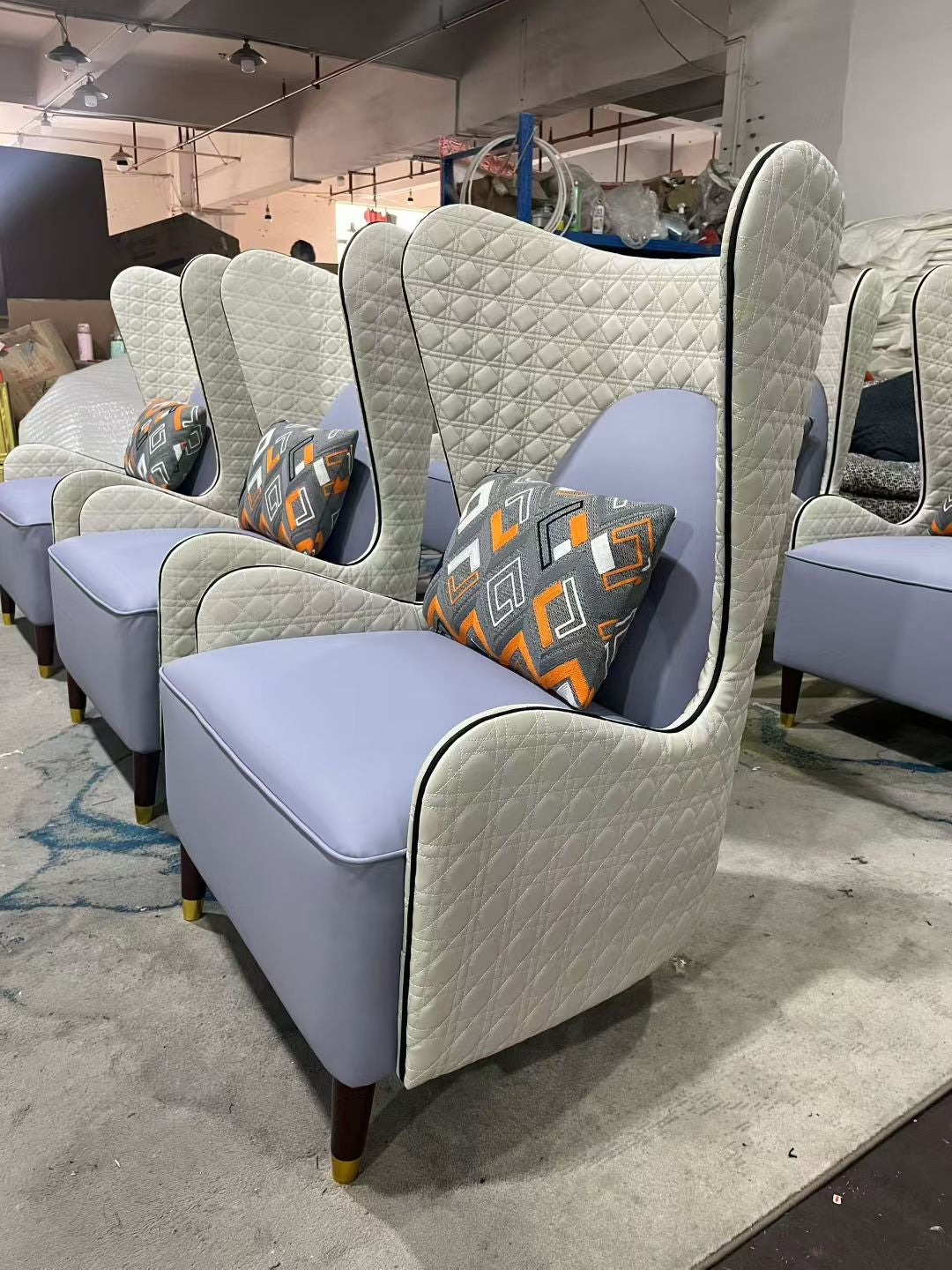 Fauteuil lounge dossier extra-haut capitonné en simili-cuir bicolore – Majestic Lounge