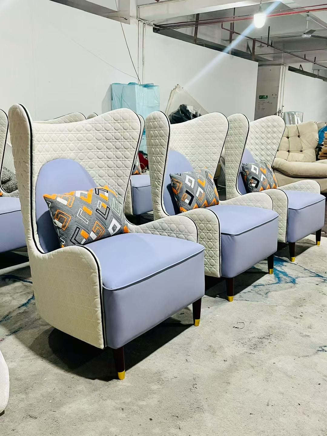 Fauteuil lounge dossier extra-haut capitonné en simili-cuir bicolore – Majestic Lounge