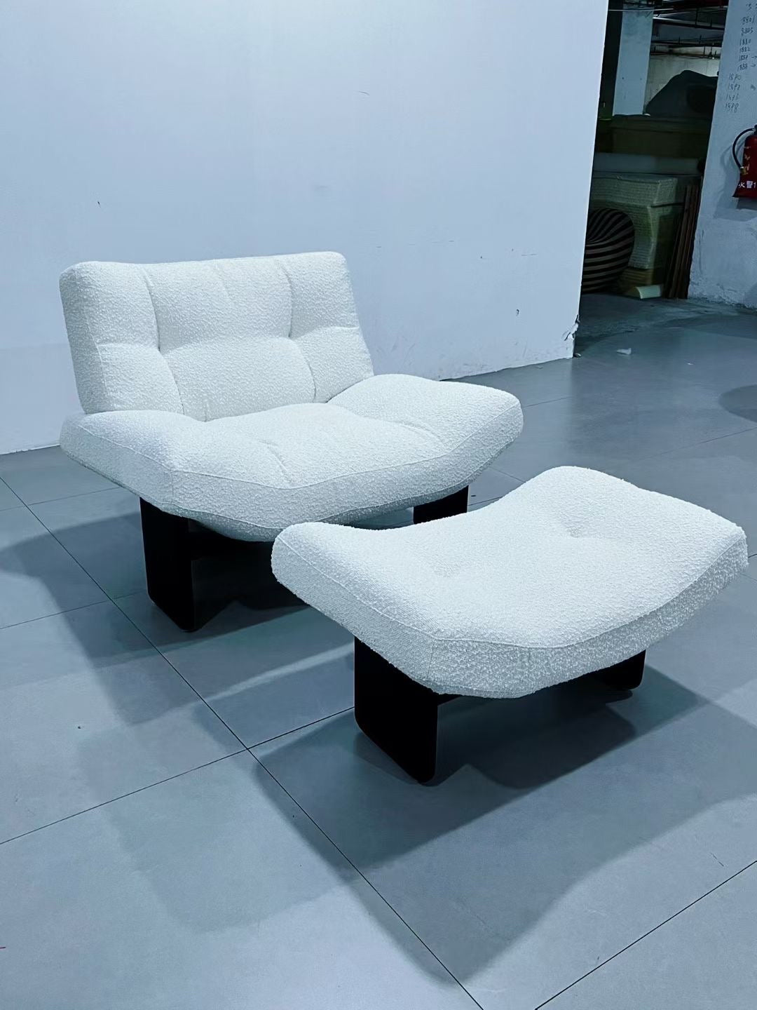 Fauteuil lounge en tissu bouclé blanc avec repose-pieds assorti – Cloud Lounge