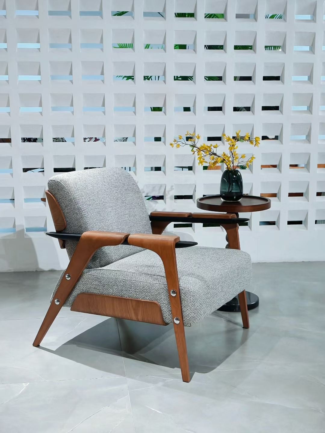 Fauteuil lounge en bois massif et tissu bouclé gris – Retro Wood Lounge