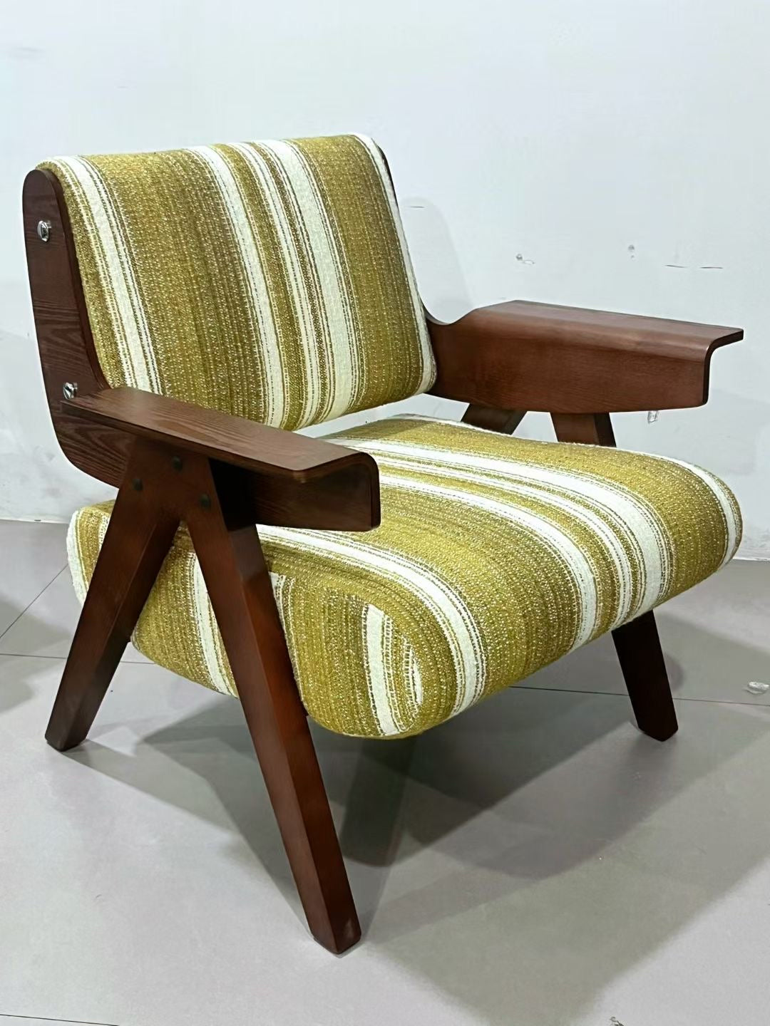 Fauteuil en bois massif et tissu chenille rayé vert olive – Chandigarh