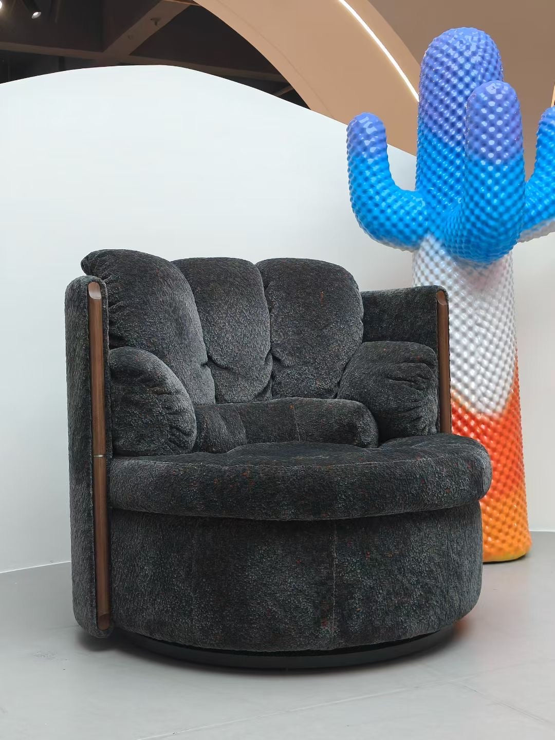 Fauteuil pivotant en chenille chinée anthracite et bois teinté – Orbit Lounge