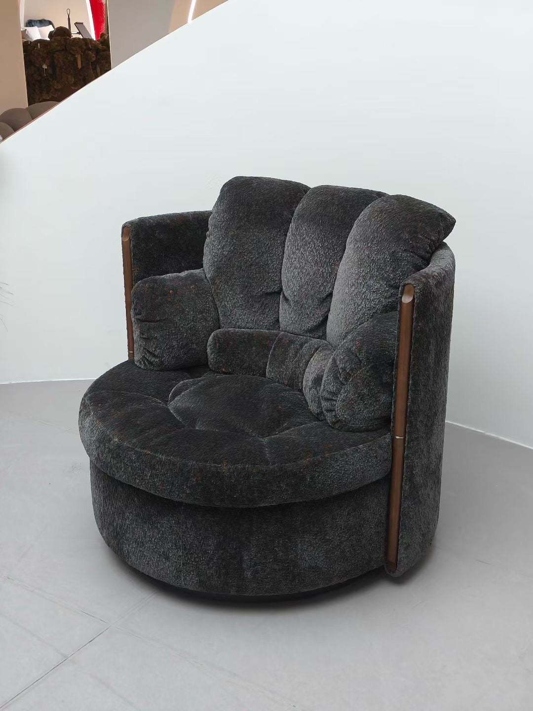 Fauteuil pivotant en chenille chinée anthracite et bois teinté – Orbit Lounge