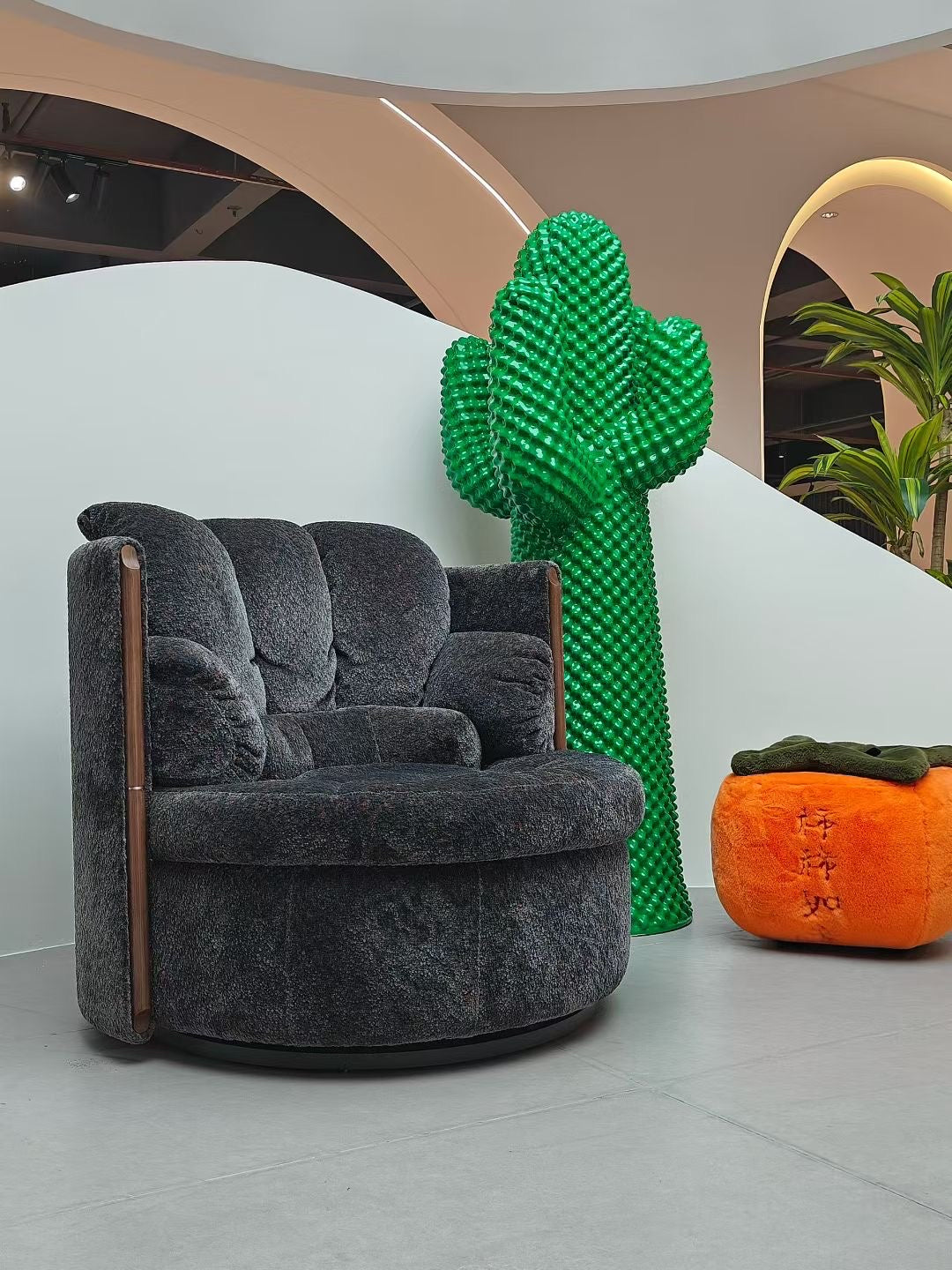 Fauteuil pivotant en chenille chinée anthracite et bois teinté – Orbit Lounge