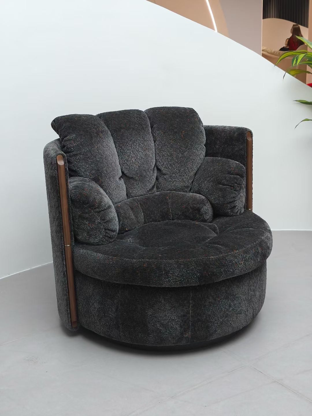 Fauteuil pivotant en chenille chinée anthracite et bois teinté – Orbit Lounge