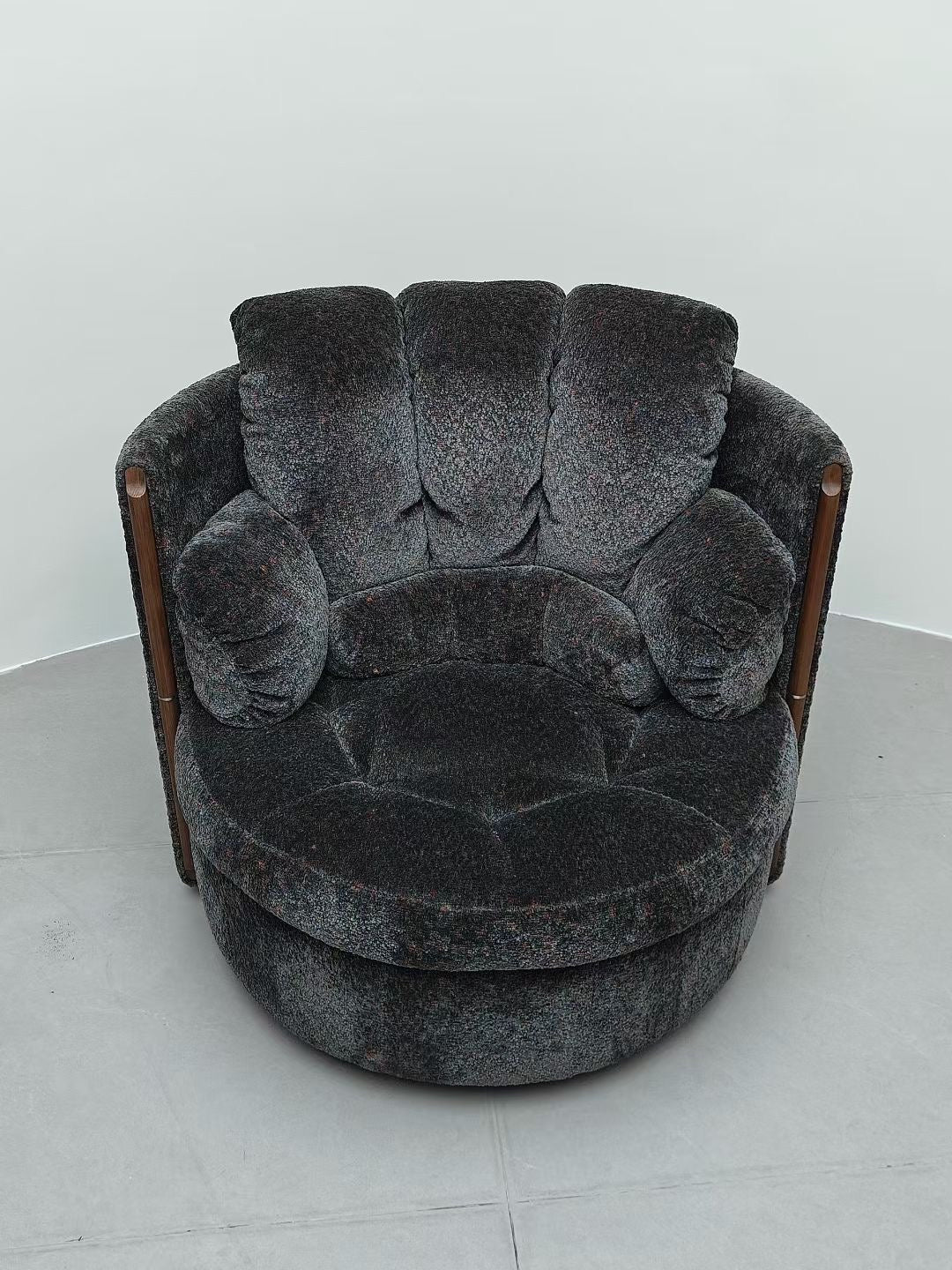 Fauteuil pivotant en chenille chinée anthracite et bois teinté – Orbit Lounge