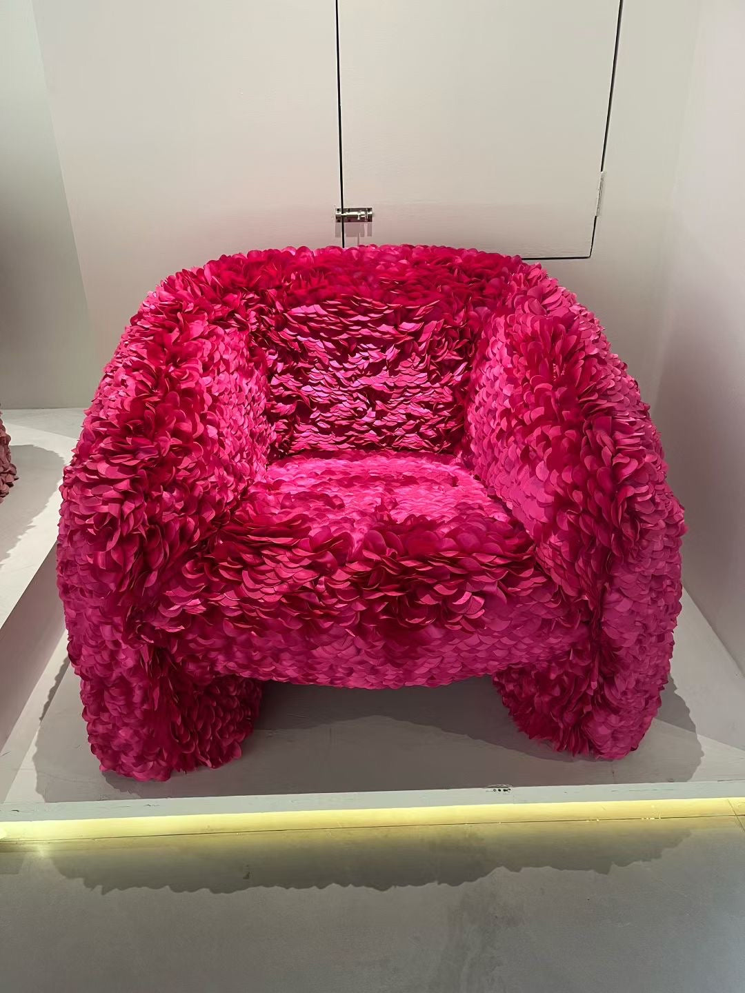 Fauteuil en pétales de tissu rose – Bloom Icon