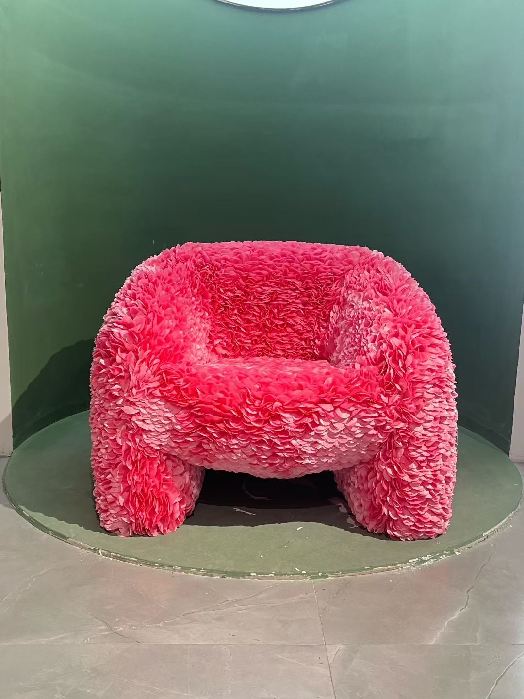 Fauteuil en pétales de tissu rose – Bloom Icon