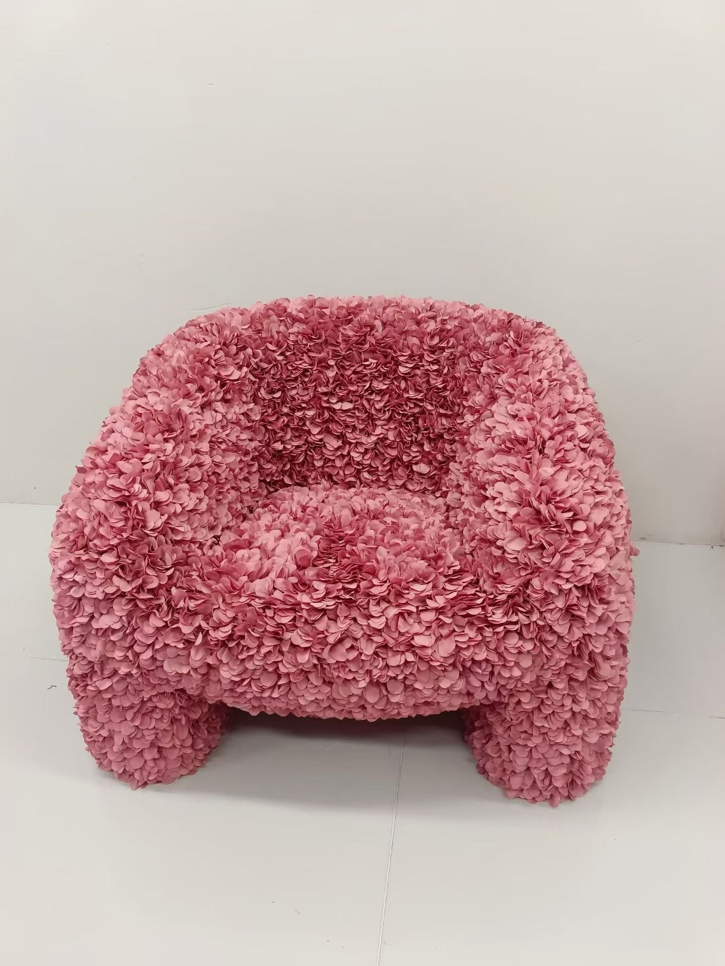 Fauteuil en pétales de tissu rose – Bloom Icon