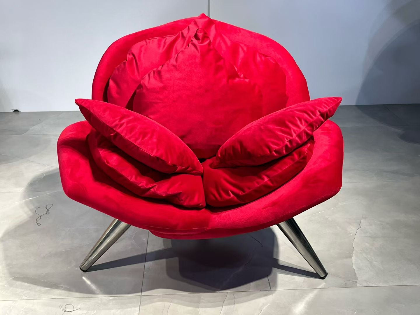 Fauteuil design en velours rouge forme rose – Scarlet Bloom