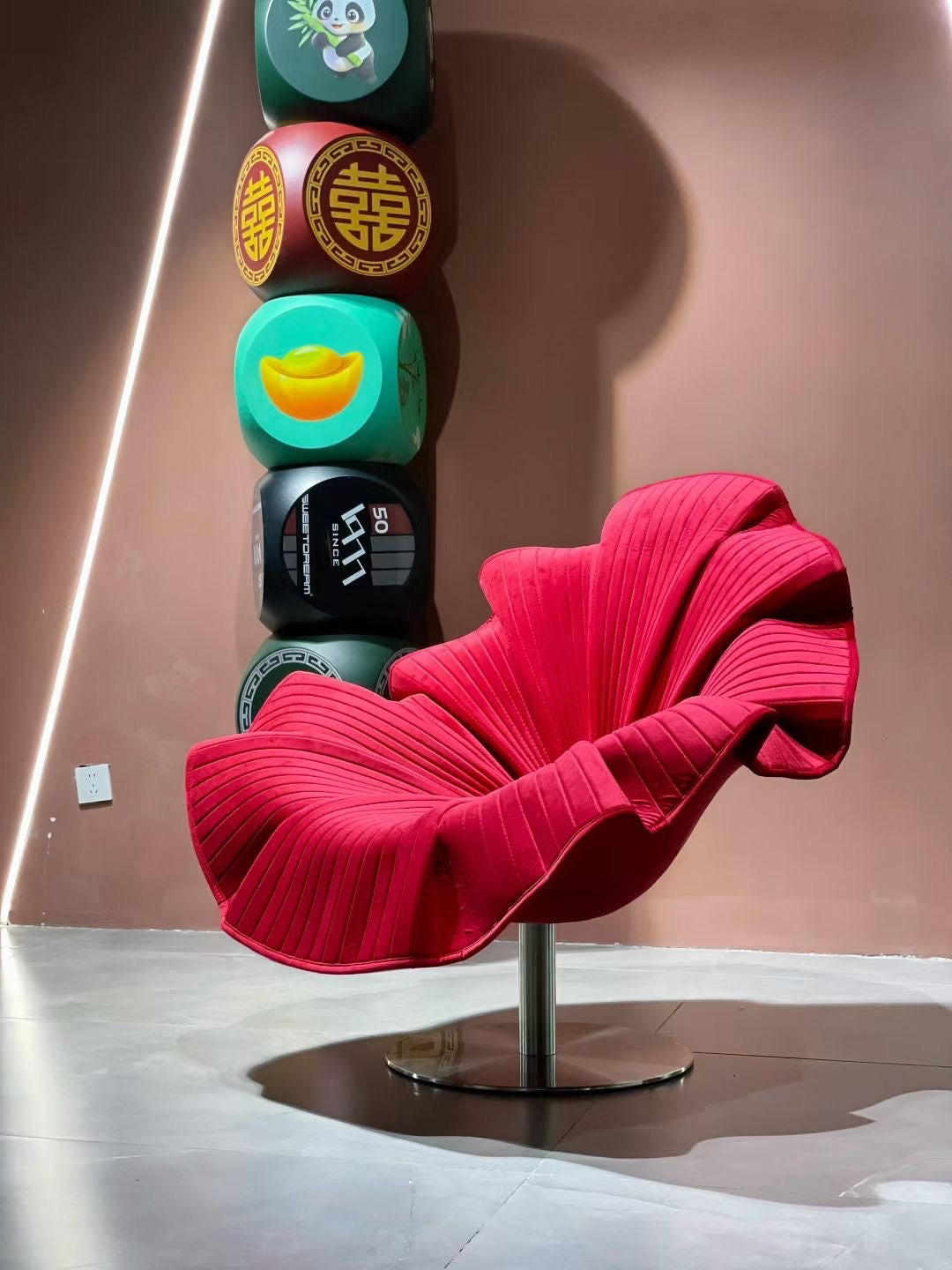 Fauteuil pivotant en velours côtelé rouge – Scarlet Wave