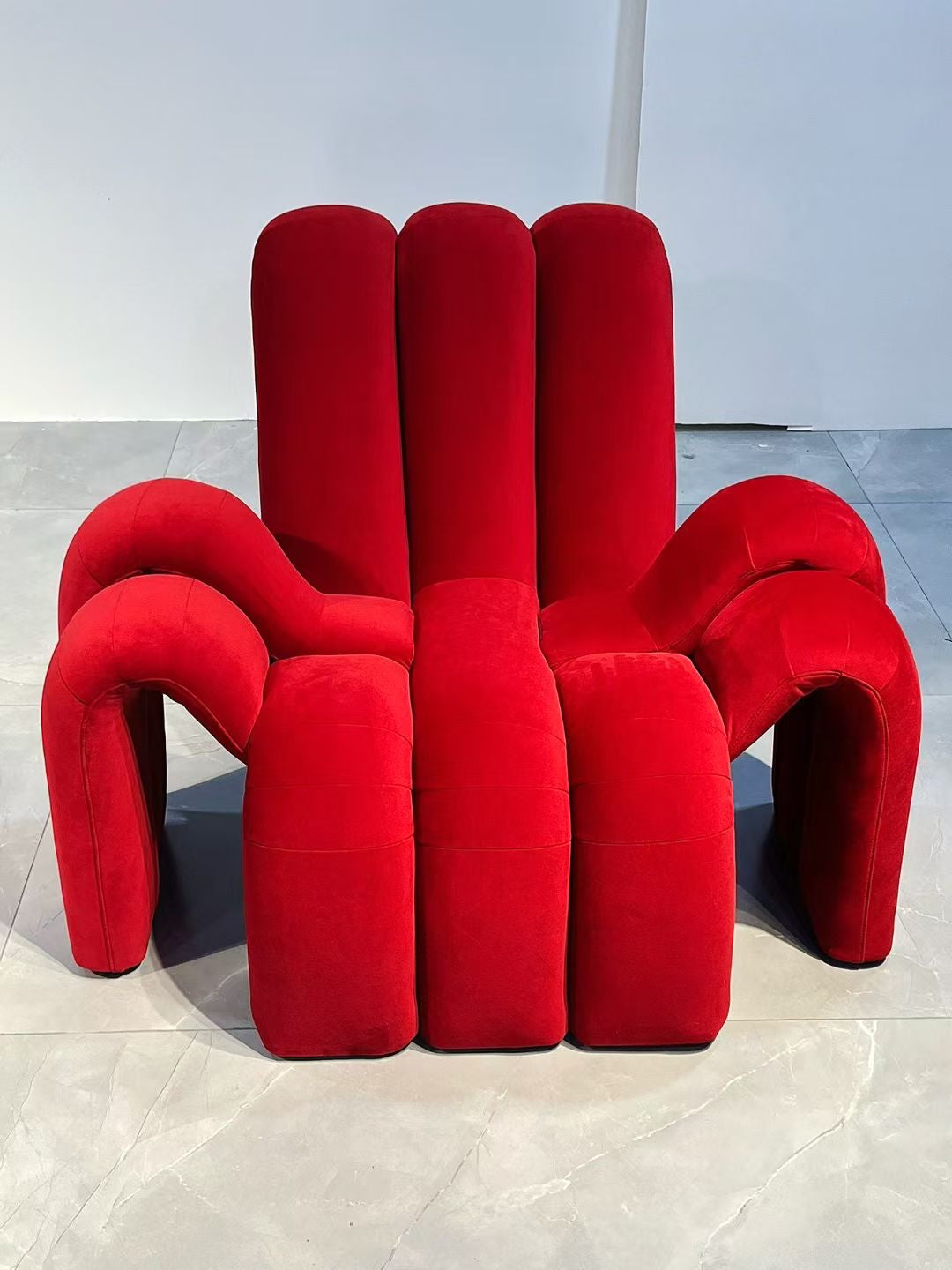 Fauteuil sculptural en velours rouge à volumes tubulaires – Ribbon Bold