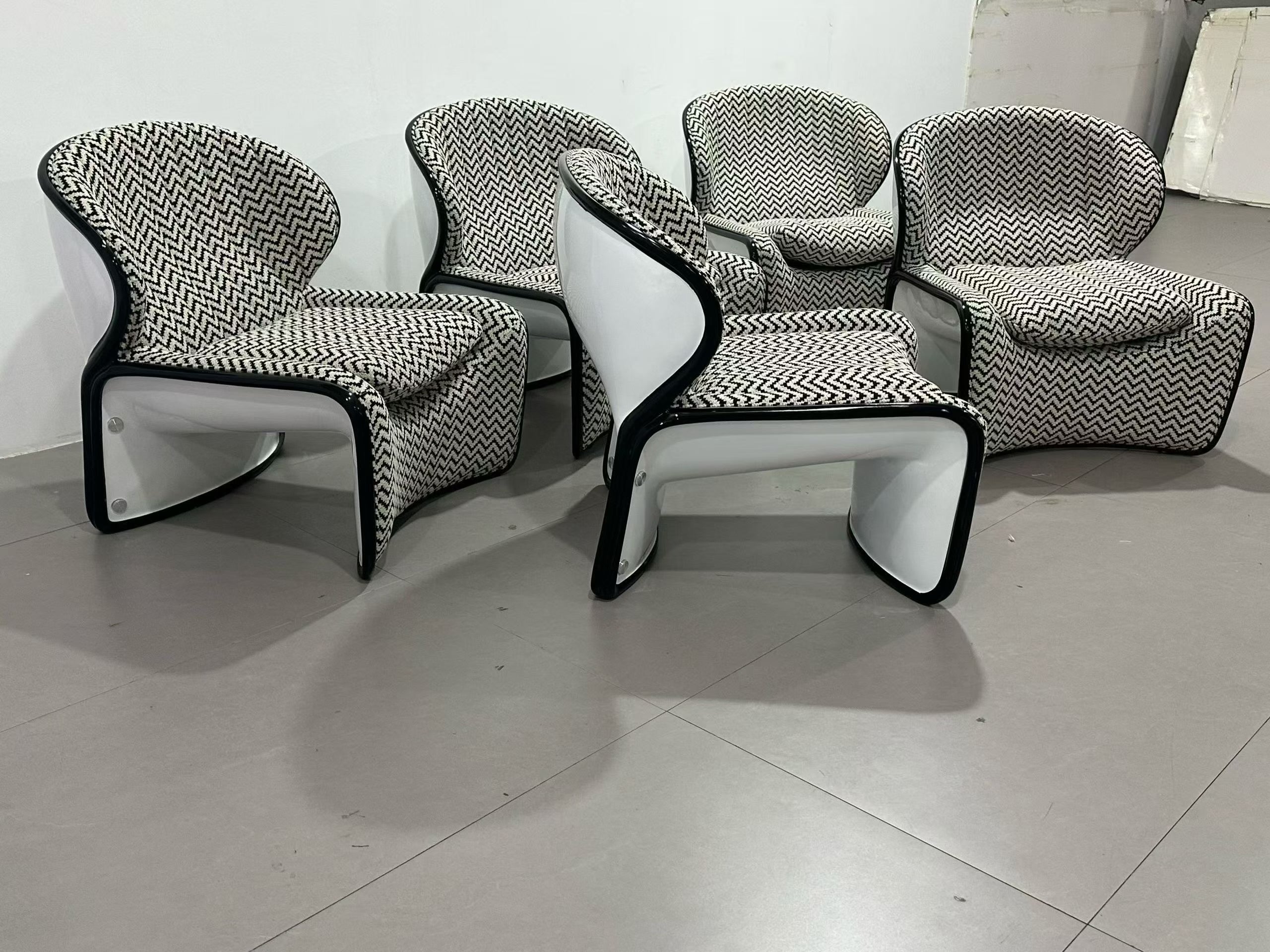 Fauteuil coque en fibre de verre laquée et tissu chevron noir & blanc – Curve Graphic