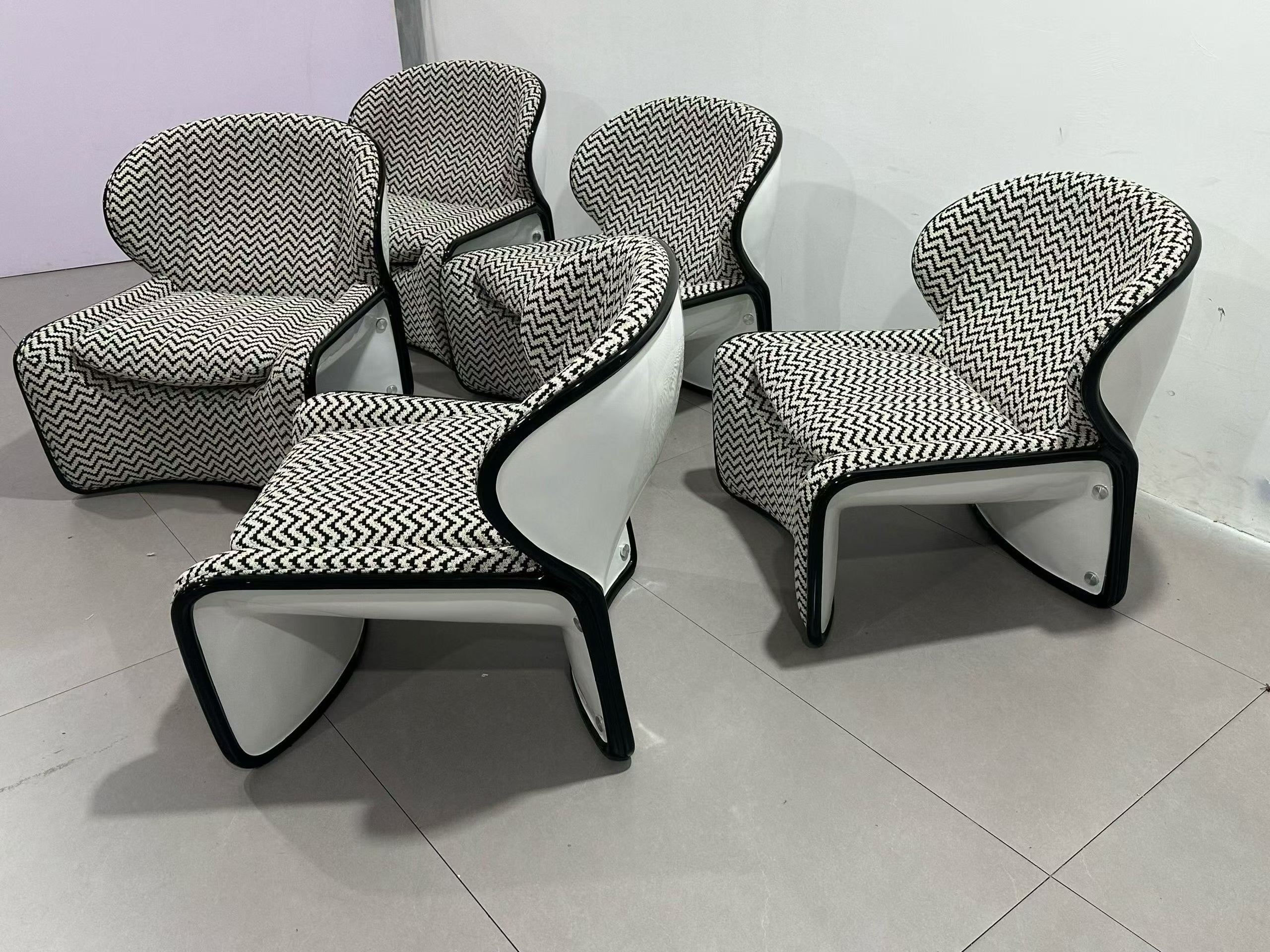 Fauteuil coque en fibre de verre laquée et tissu chevron noir & blanc – Curve Graphic