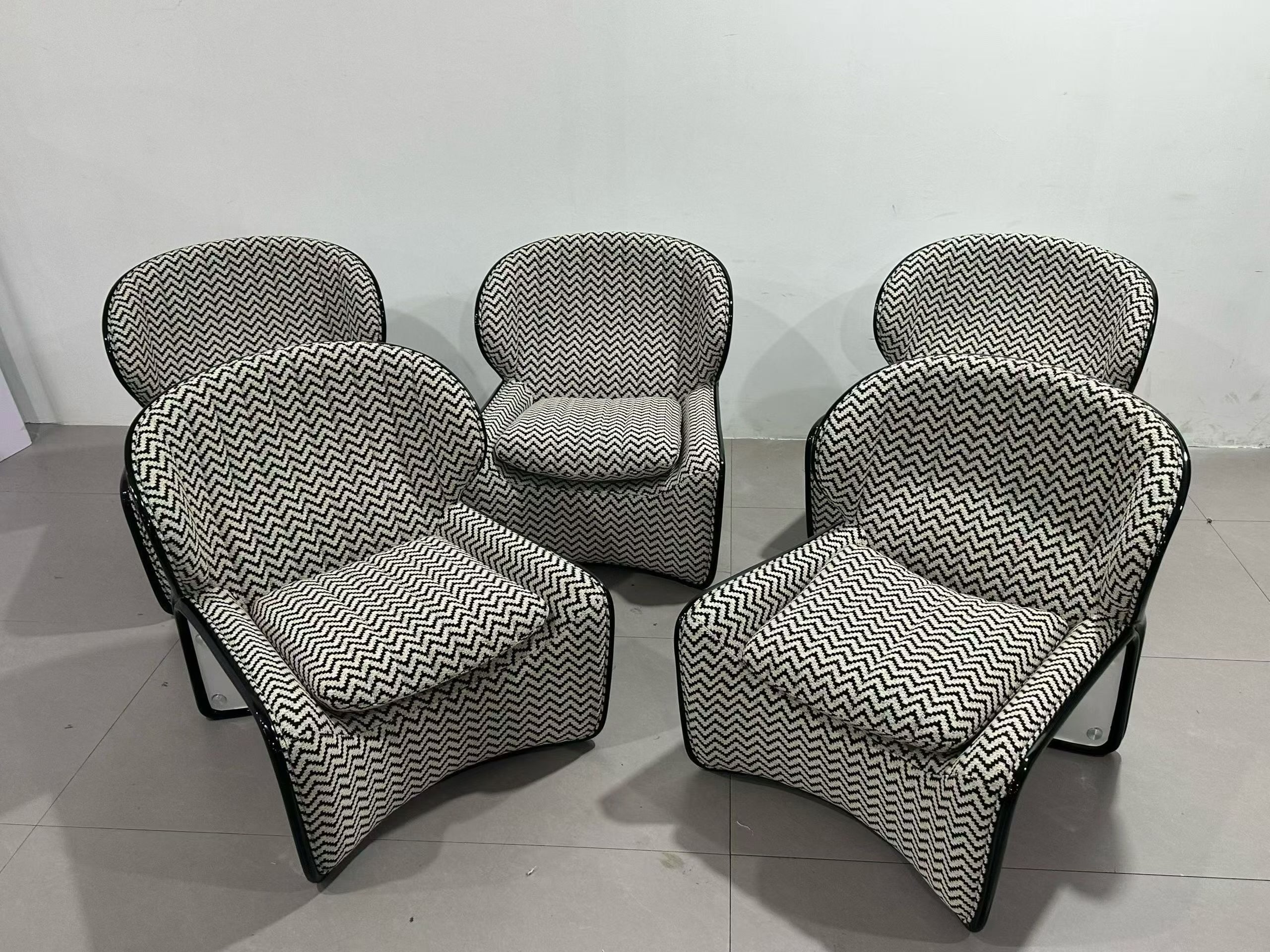 Fauteuil coque en fibre de verre laquée et tissu chevron noir & blanc – Curve Graphic
