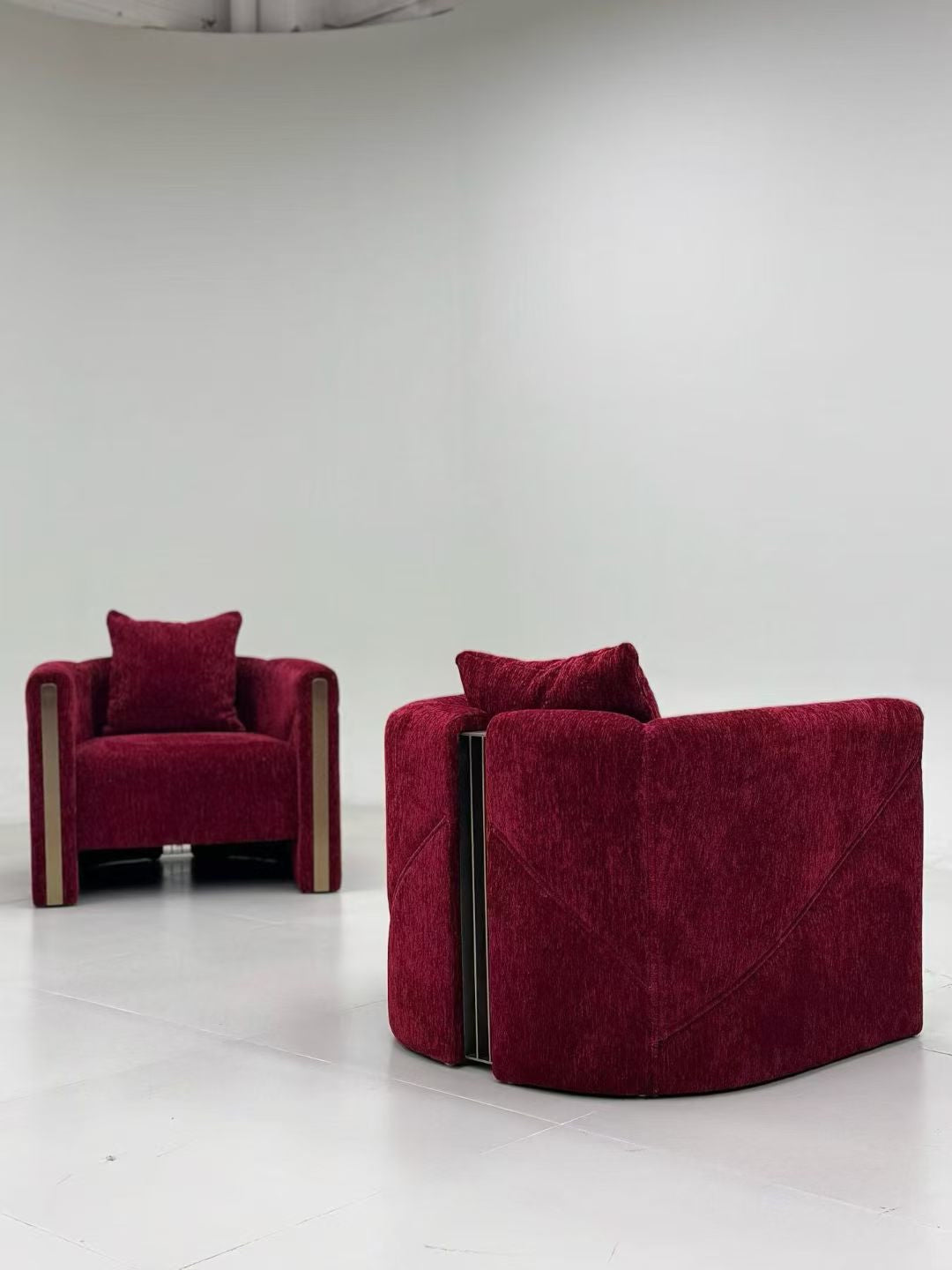 Fauteuil club en chenille bordeaux à liserés laiton – Velour Sculpt