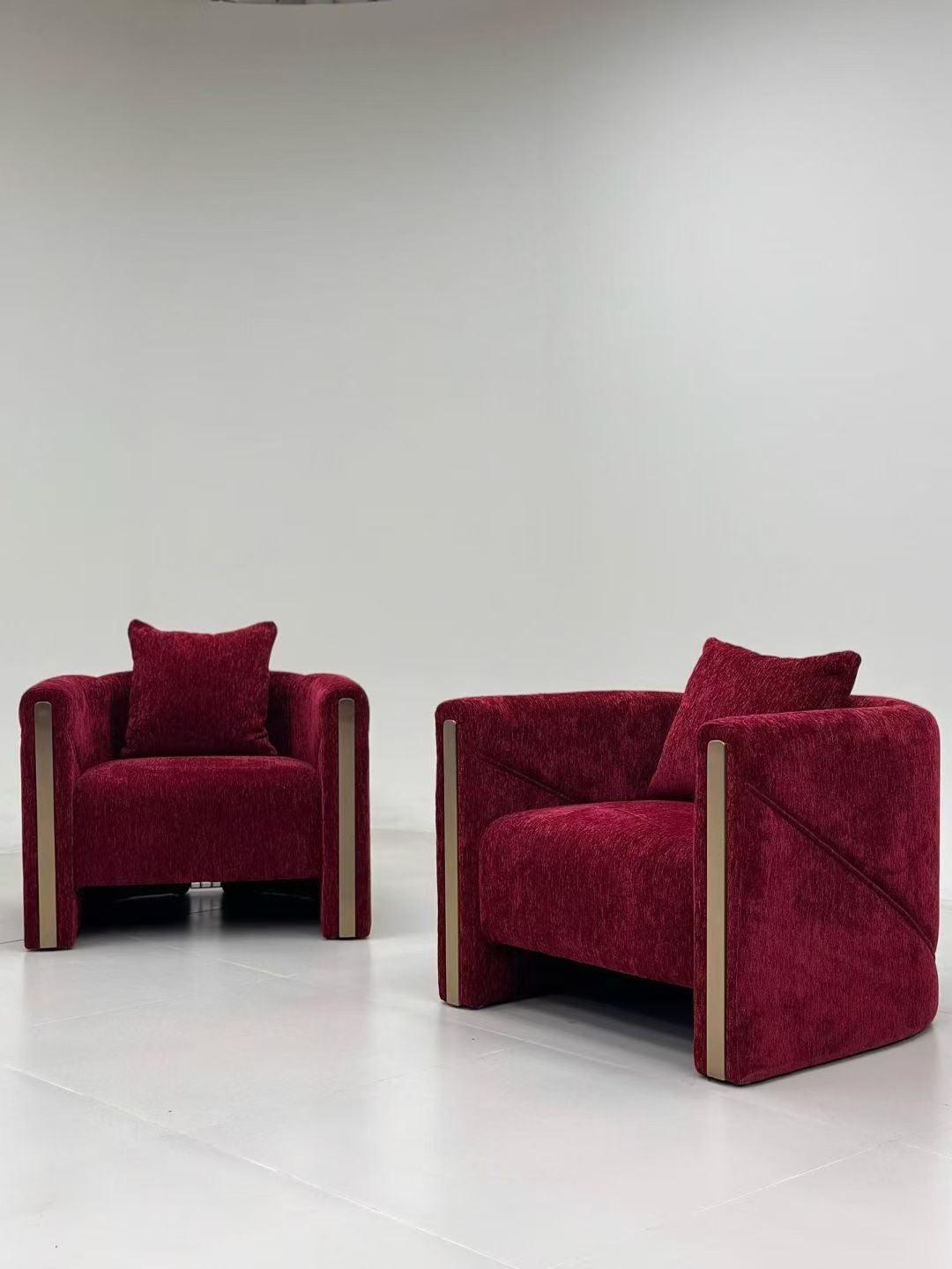 Fauteuil club en chenille bordeaux à liserés laiton – Velour Sculpt