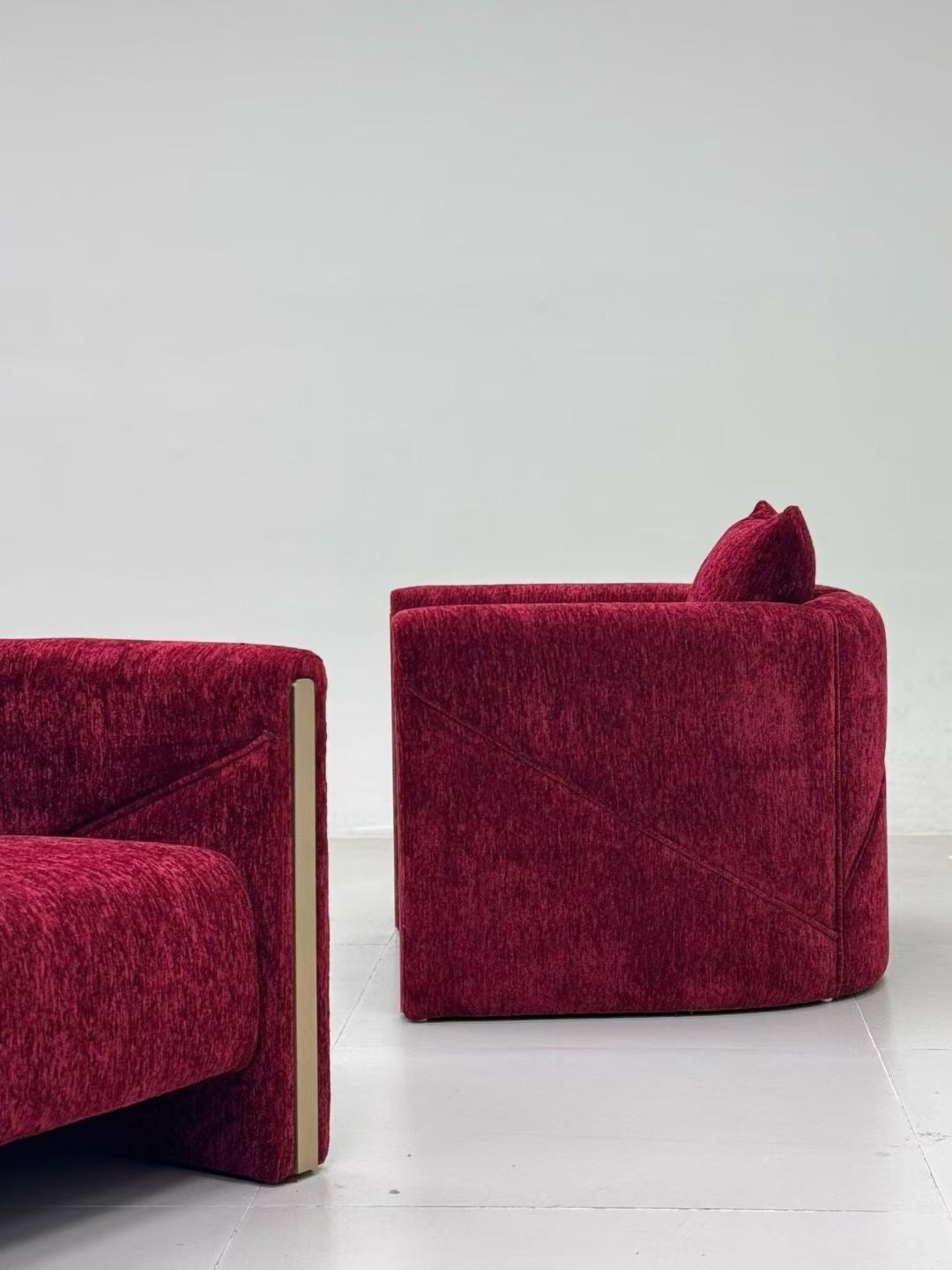 Fauteuil club en chenille bordeaux à liserés laiton – Velour Sculpt