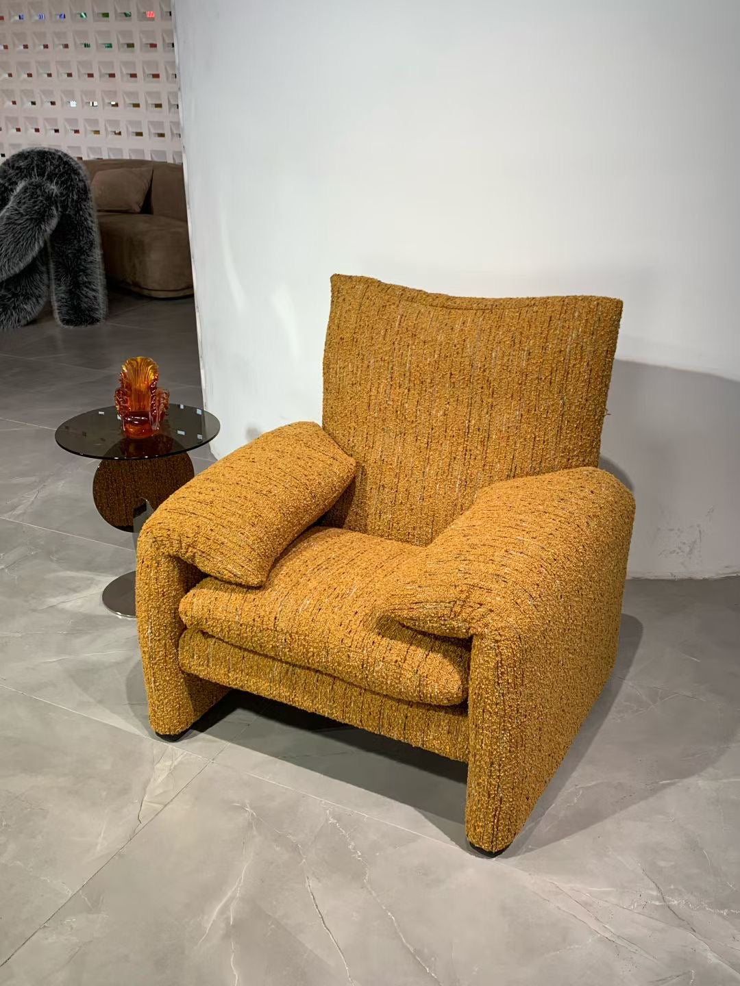 Fauteuil bloc en bouclé chiné ocre – Soft Block