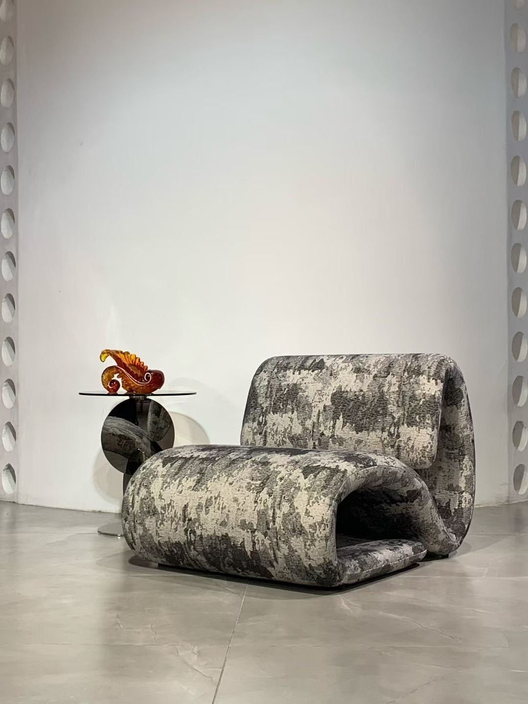 Fauteuil sculptural en tissu chenille jacquard gris et écru – Loop Sculpt