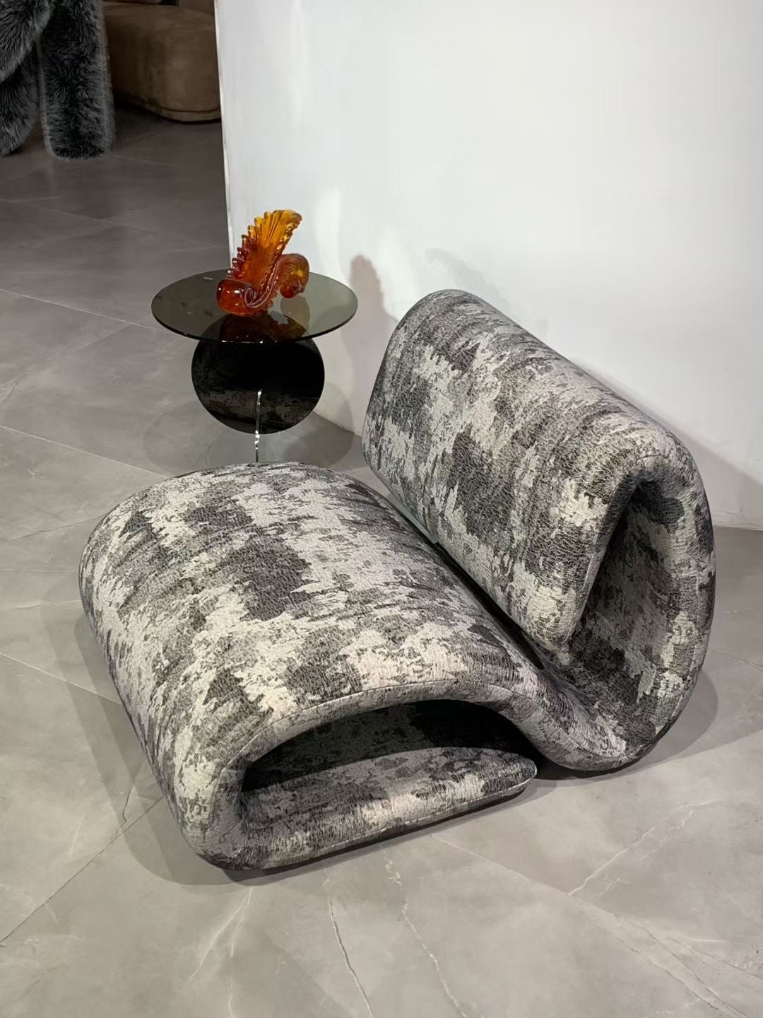 Fauteuil sculptural en tissu chenille jacquard gris et écru – Loop Sculpt