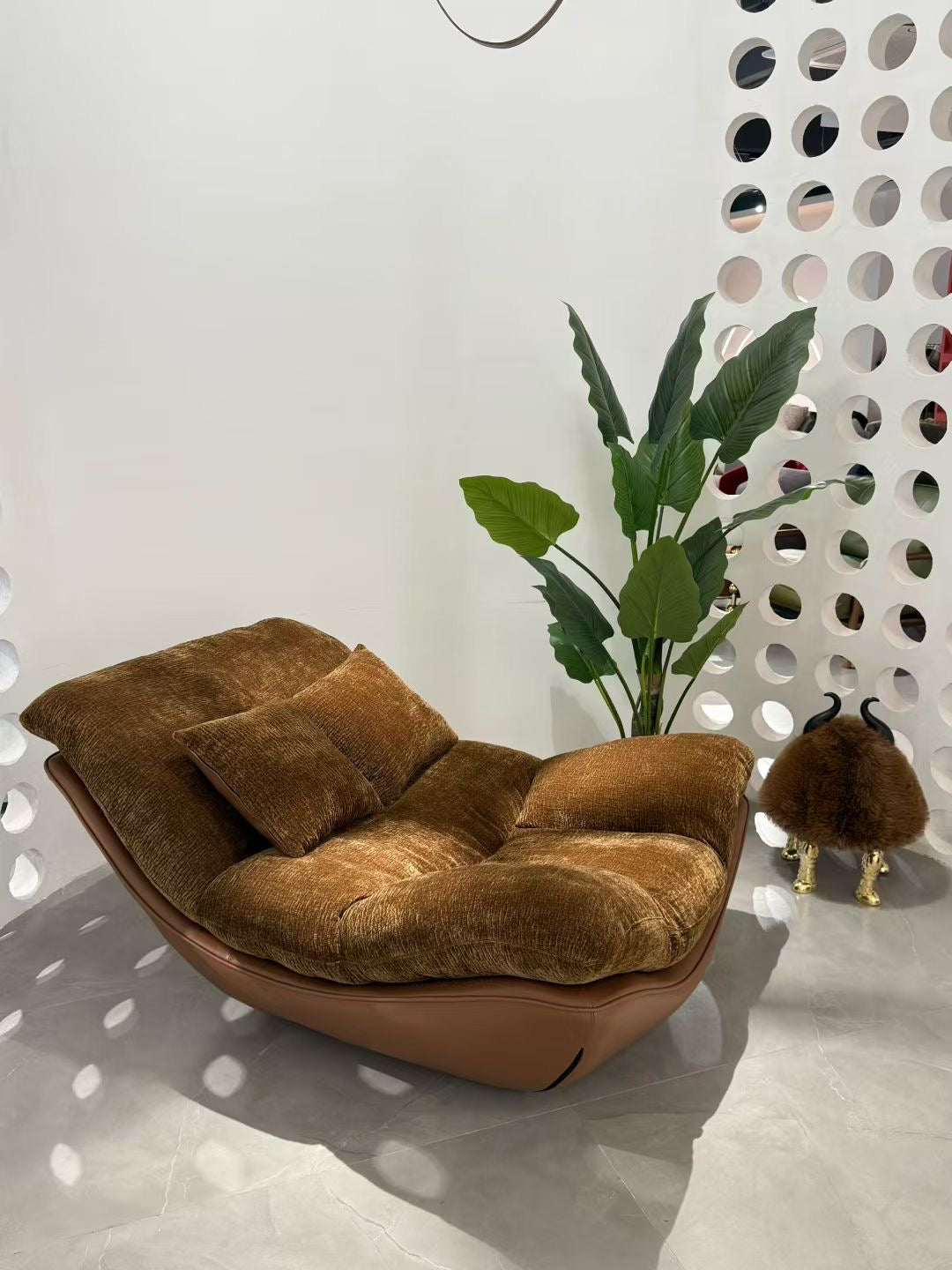Fauteuil lounge en velours chenille et cuir camel – Cloud Nest